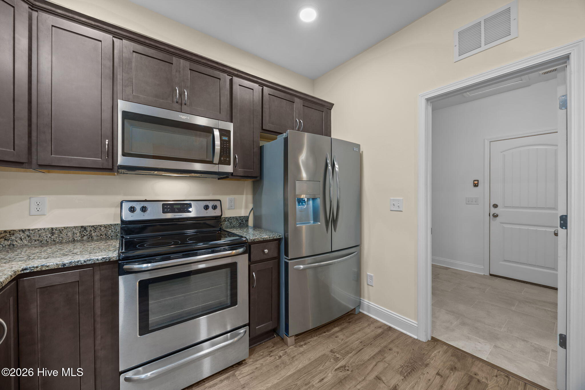 100556158 | Photo 22