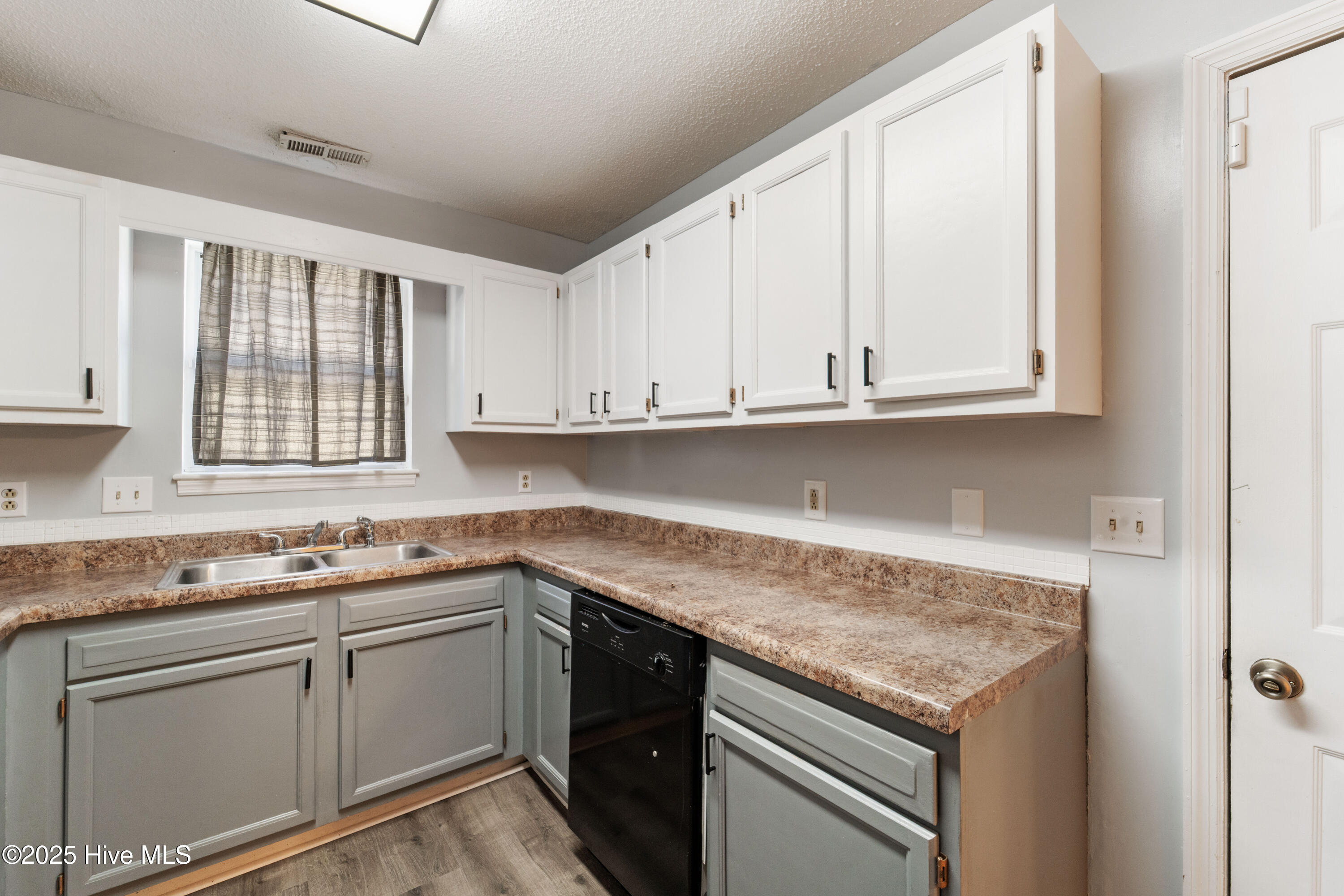 100546102 | Photo 20