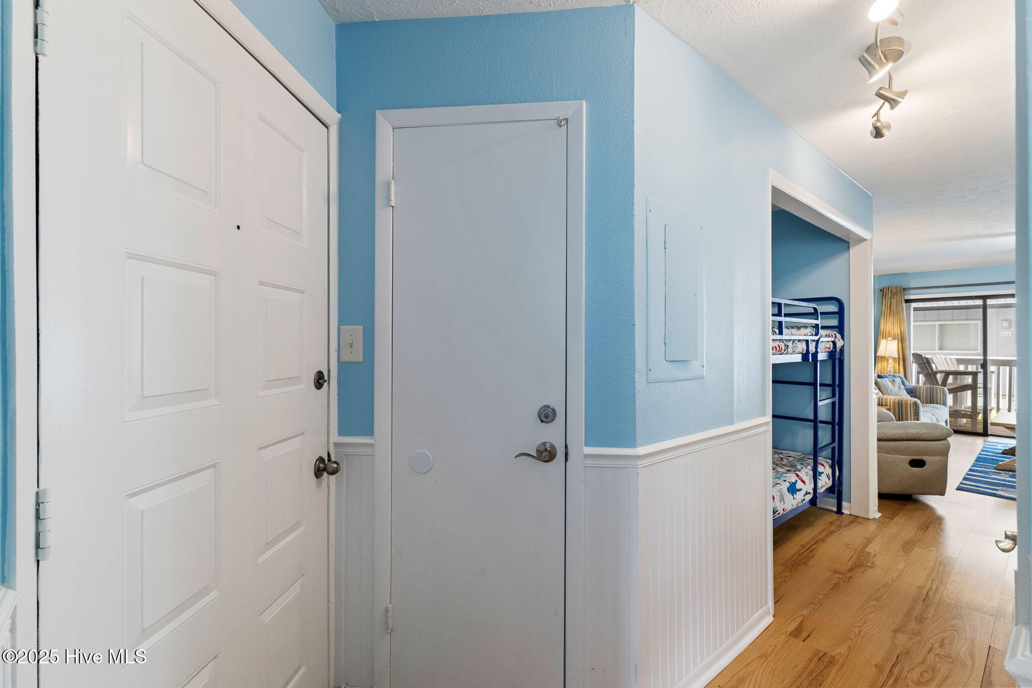 100546848 | Photo 24