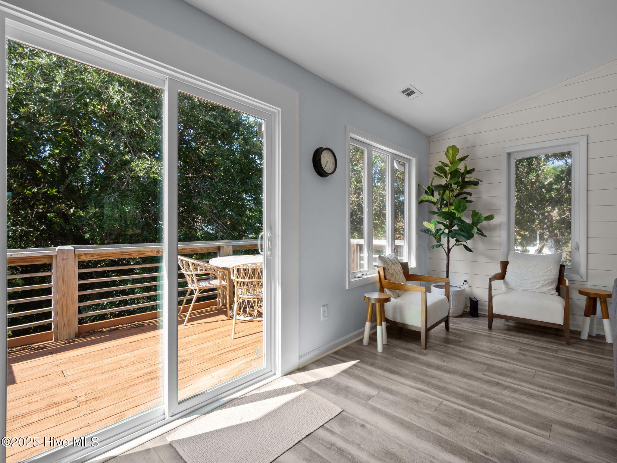 100530598 | Photo 41