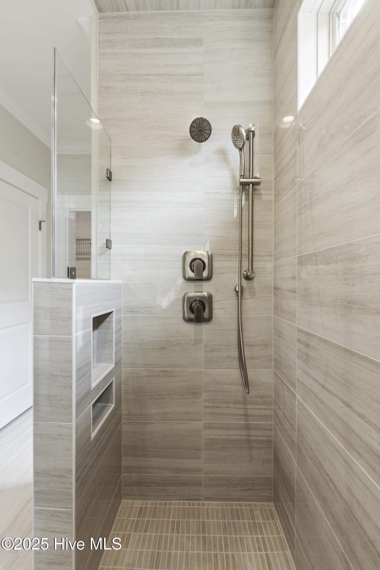 100537475 | Photo 44