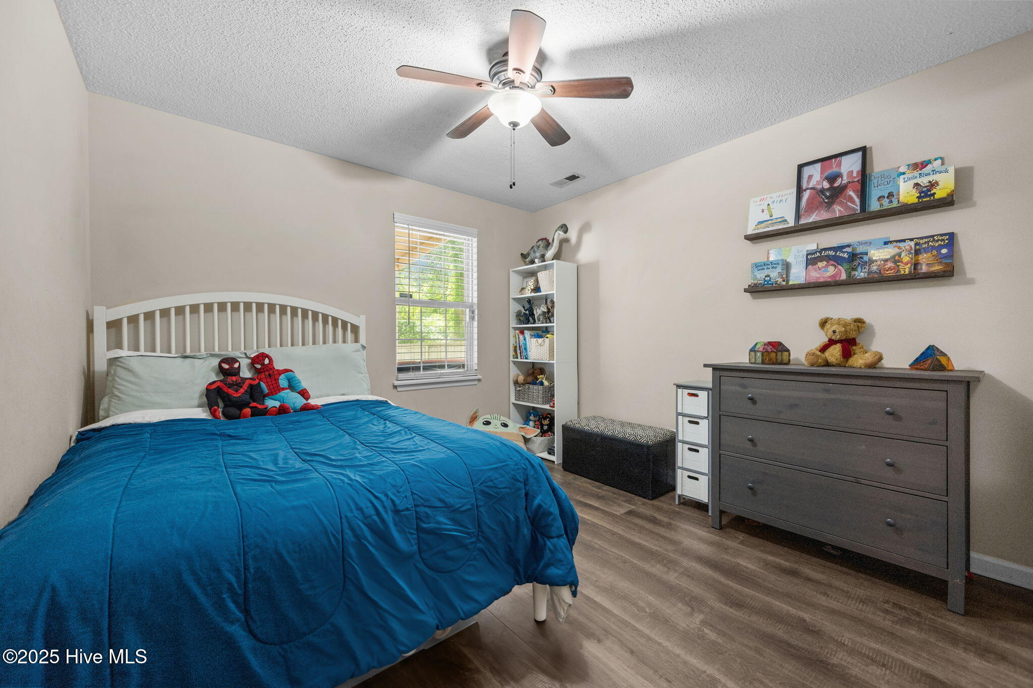 100545928 | Photo 25