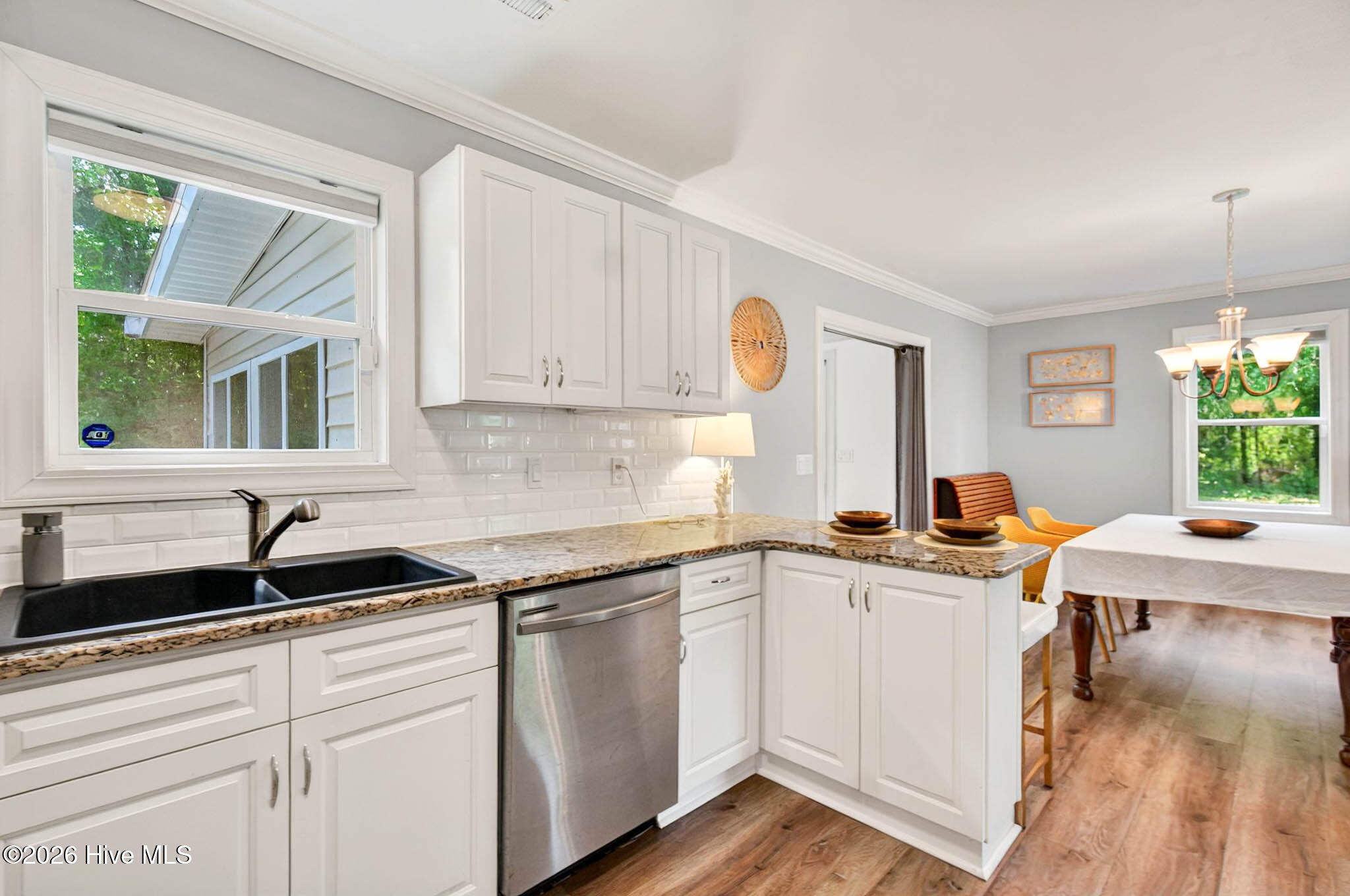 100556049 | Photo 35