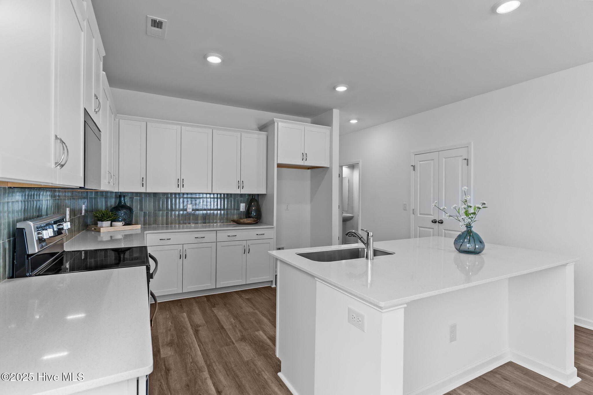 100454255 | Photo 63