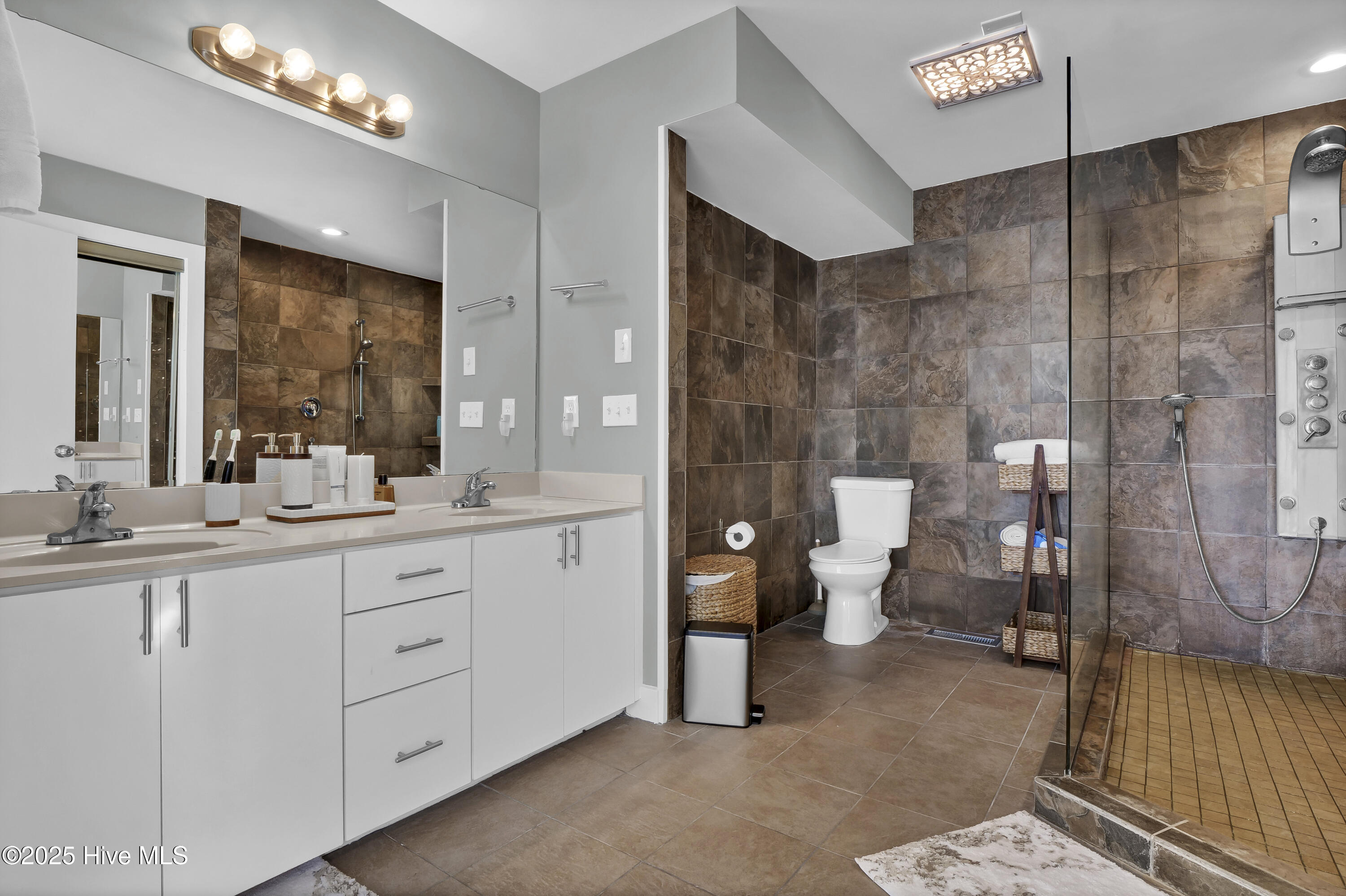 100469434 | Photo 24