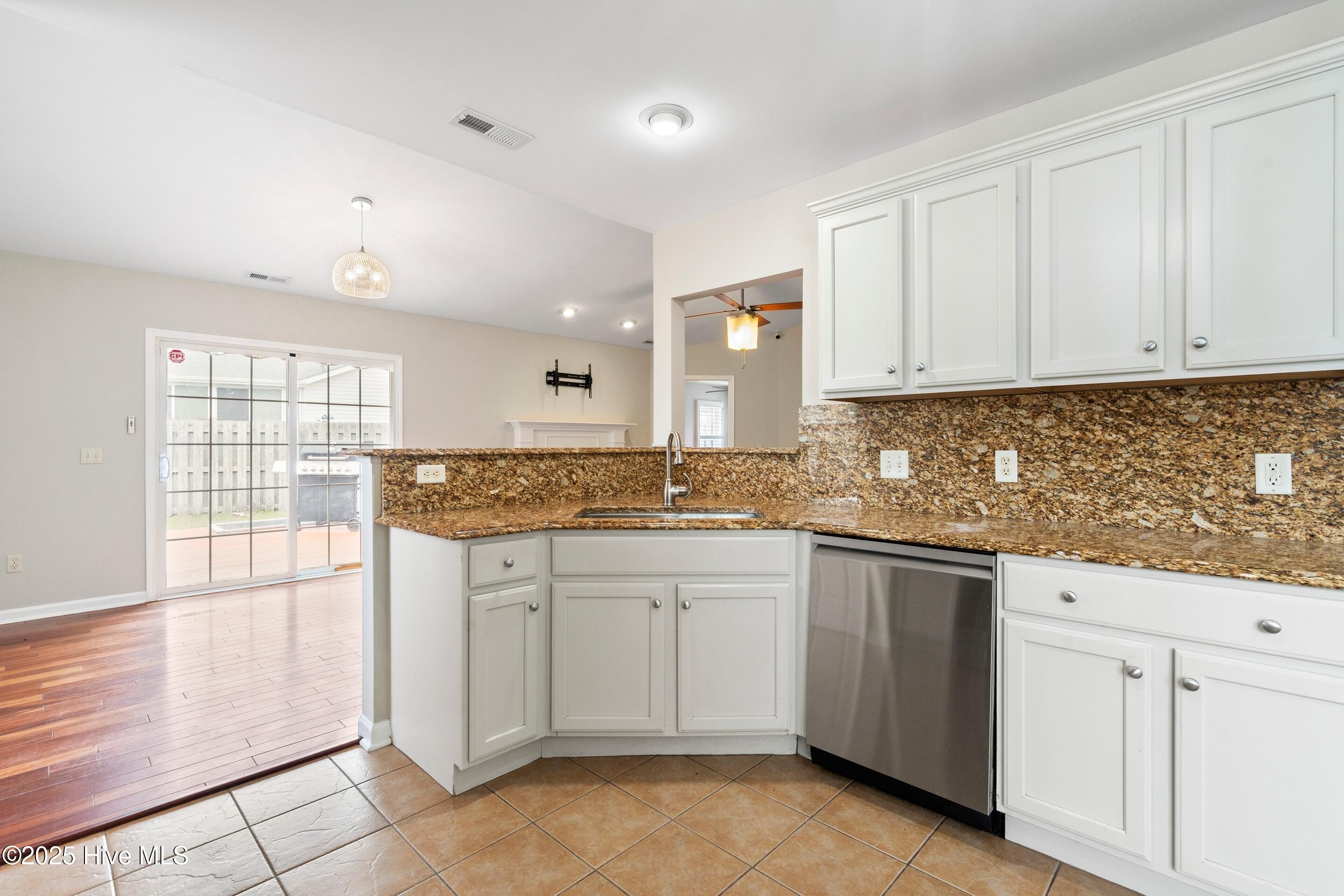 100538877 | Photo 15