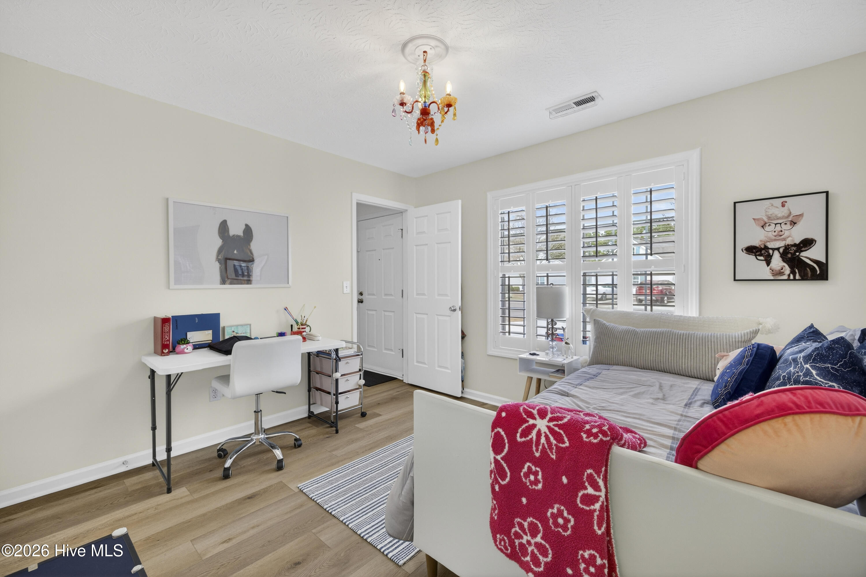 100557004 | Photo 16