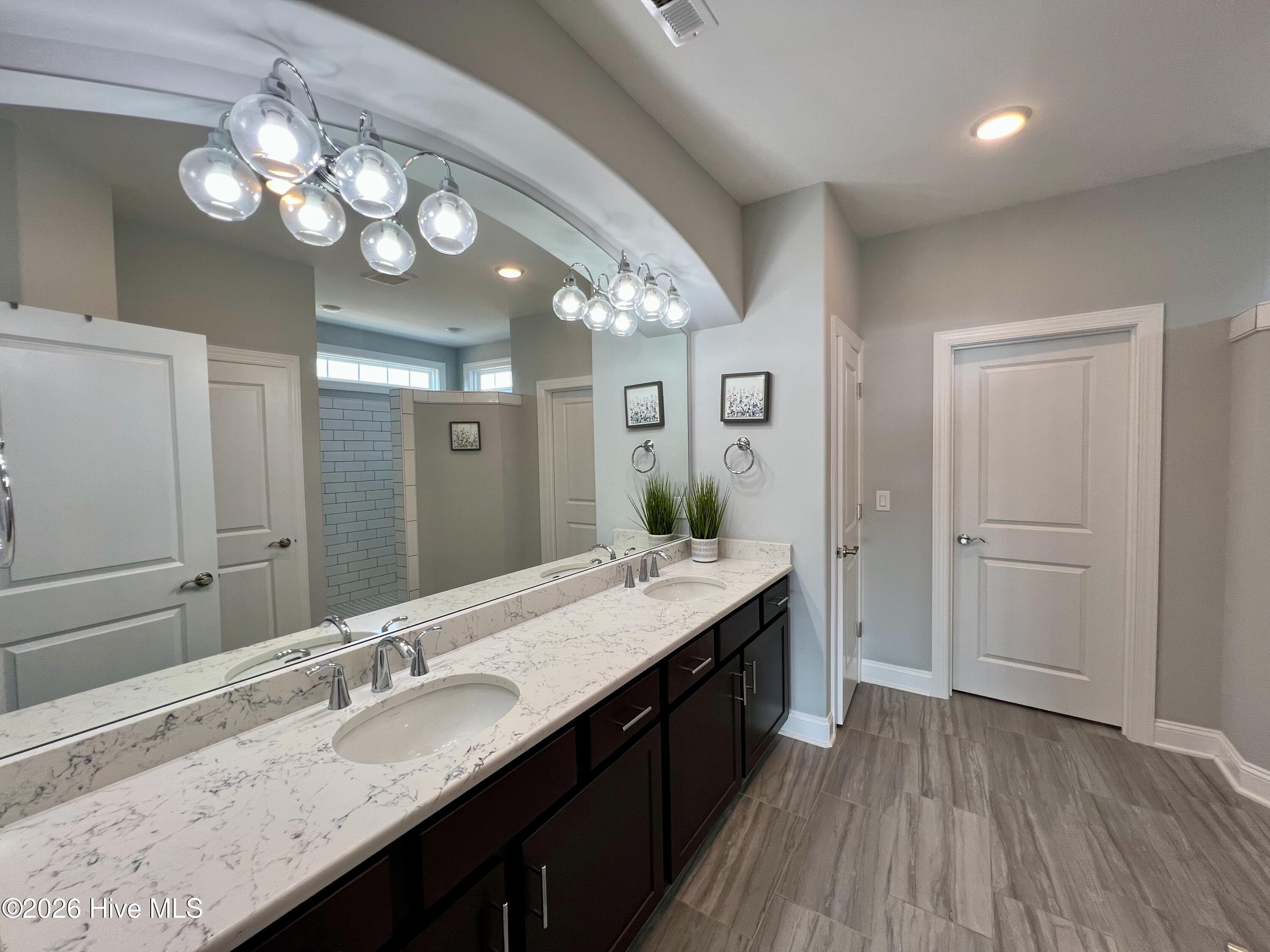 100549571 | Photo 37