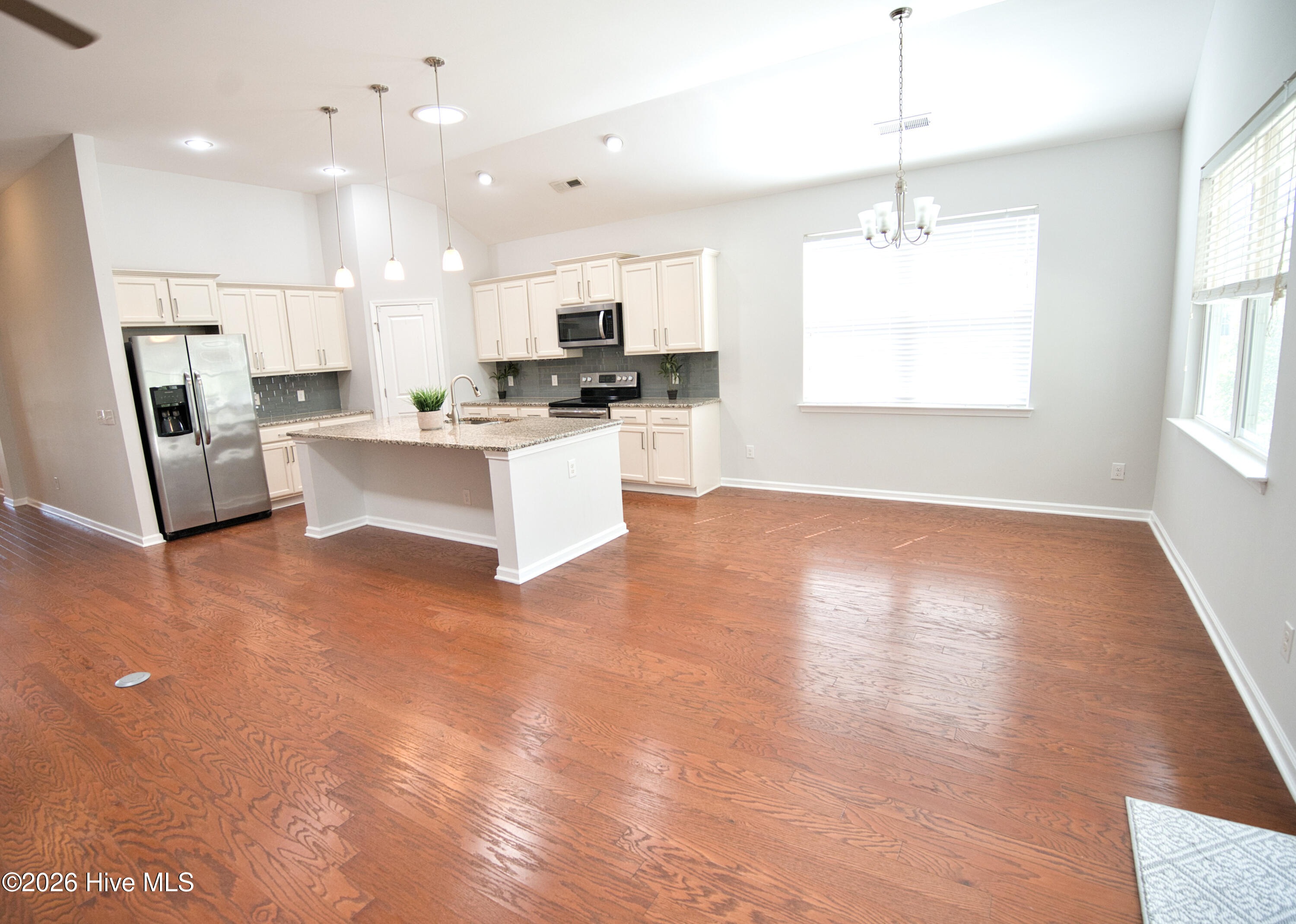 100569756 | Photo 46