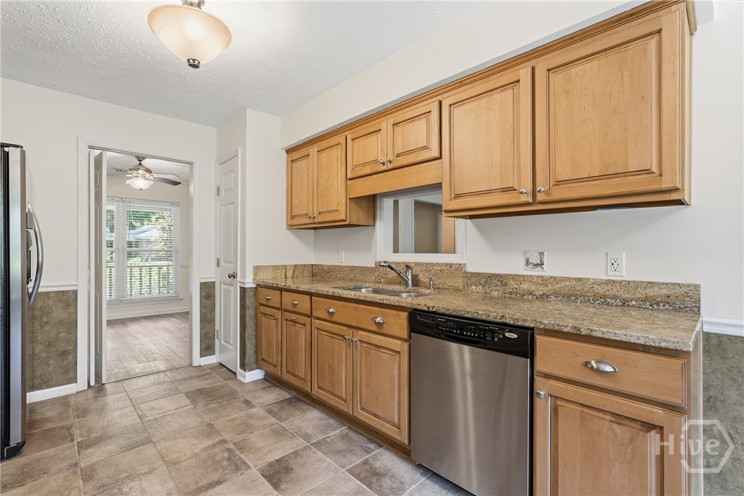 Stainless appliances and a pantry too.