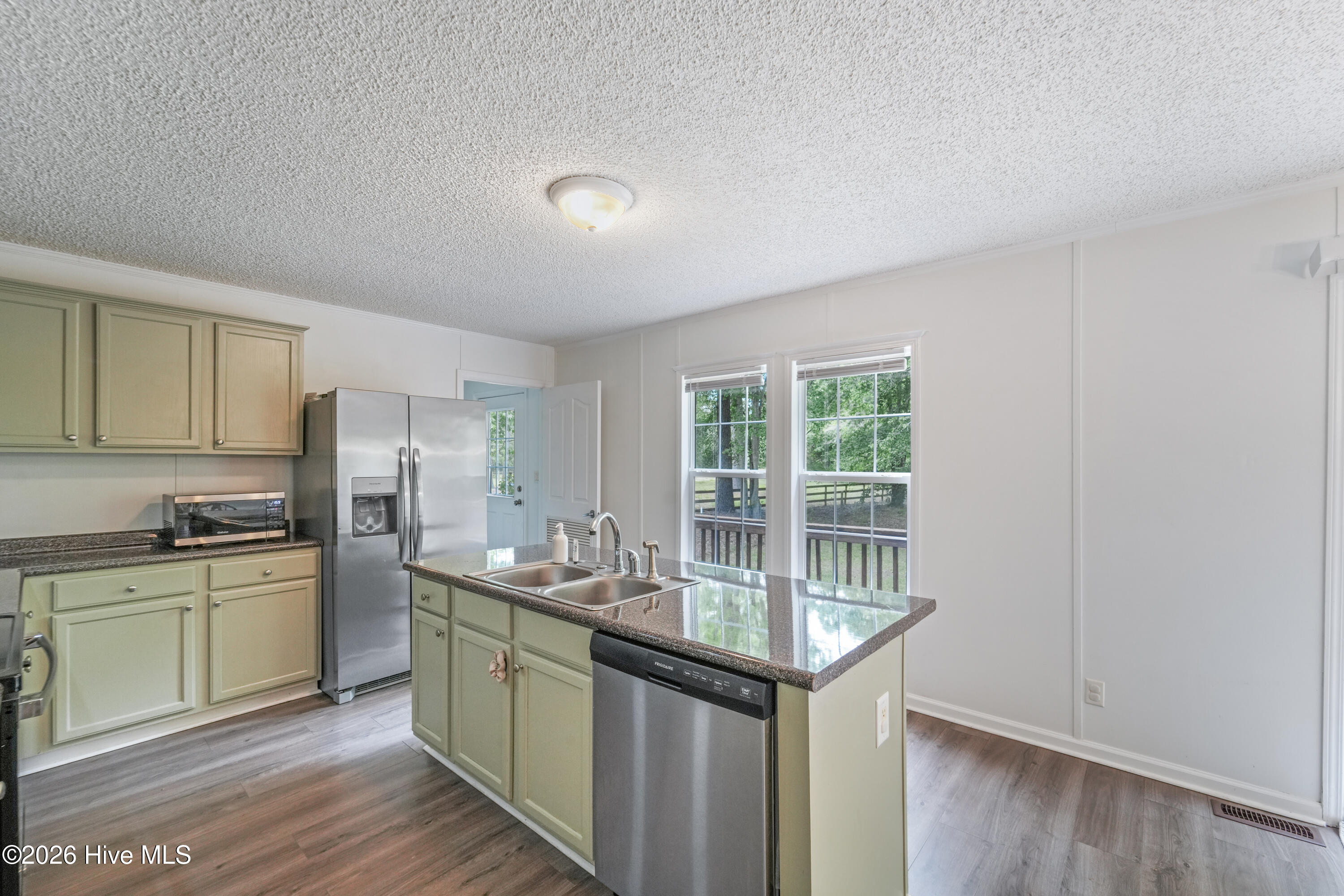 100570687 | Photo 22