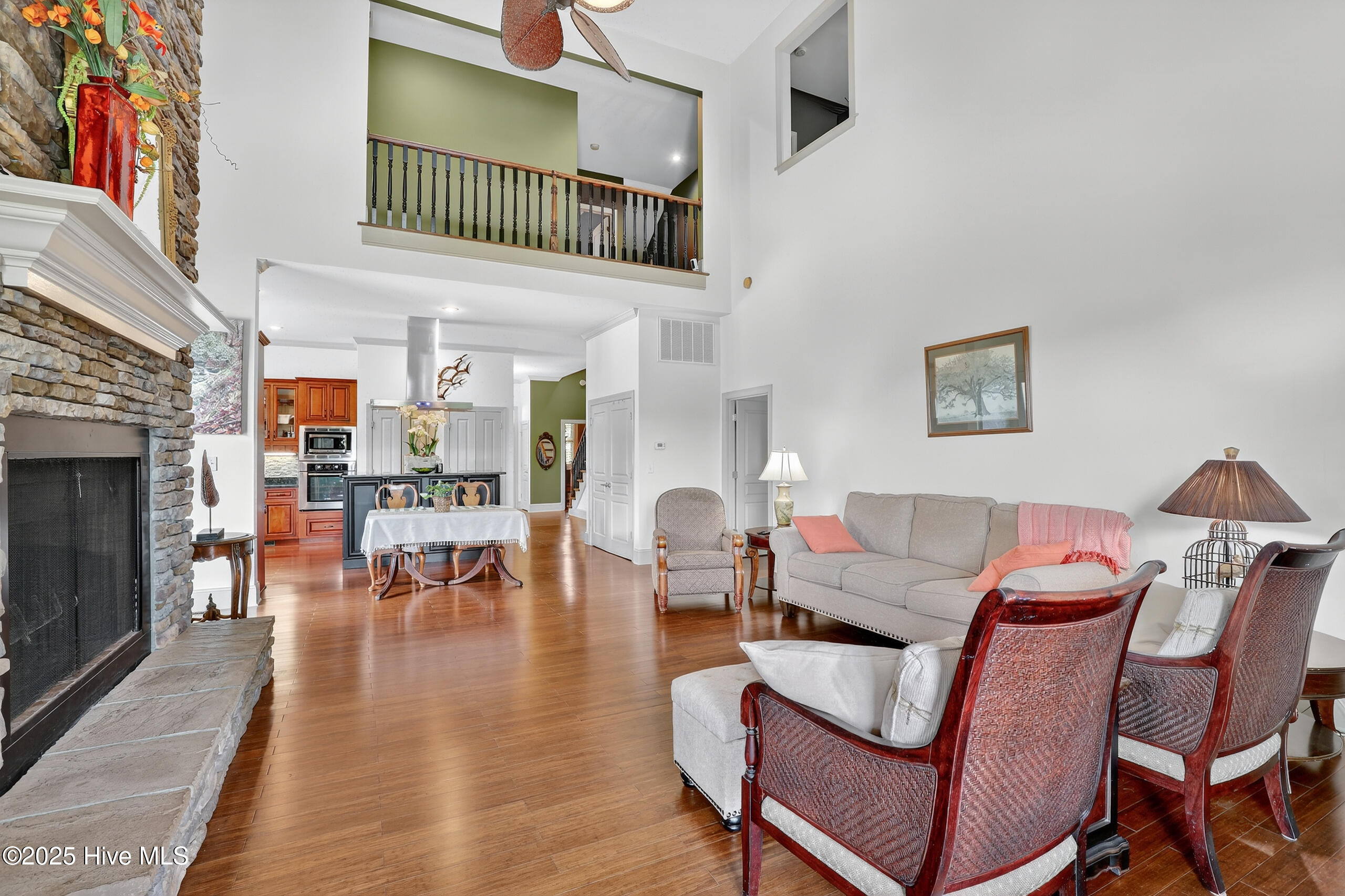 100527488 | Photo 28