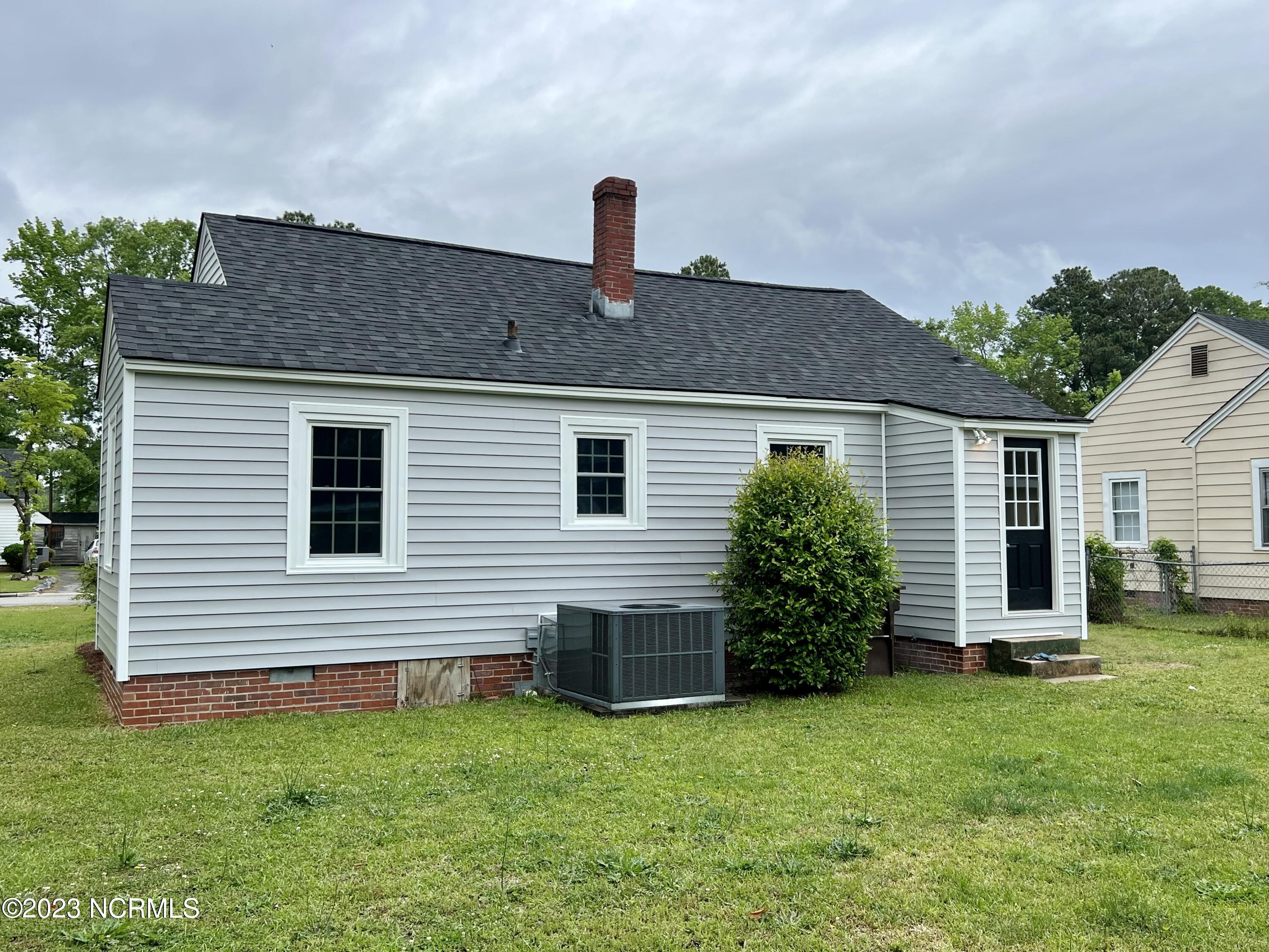 121 N Fairview Circle