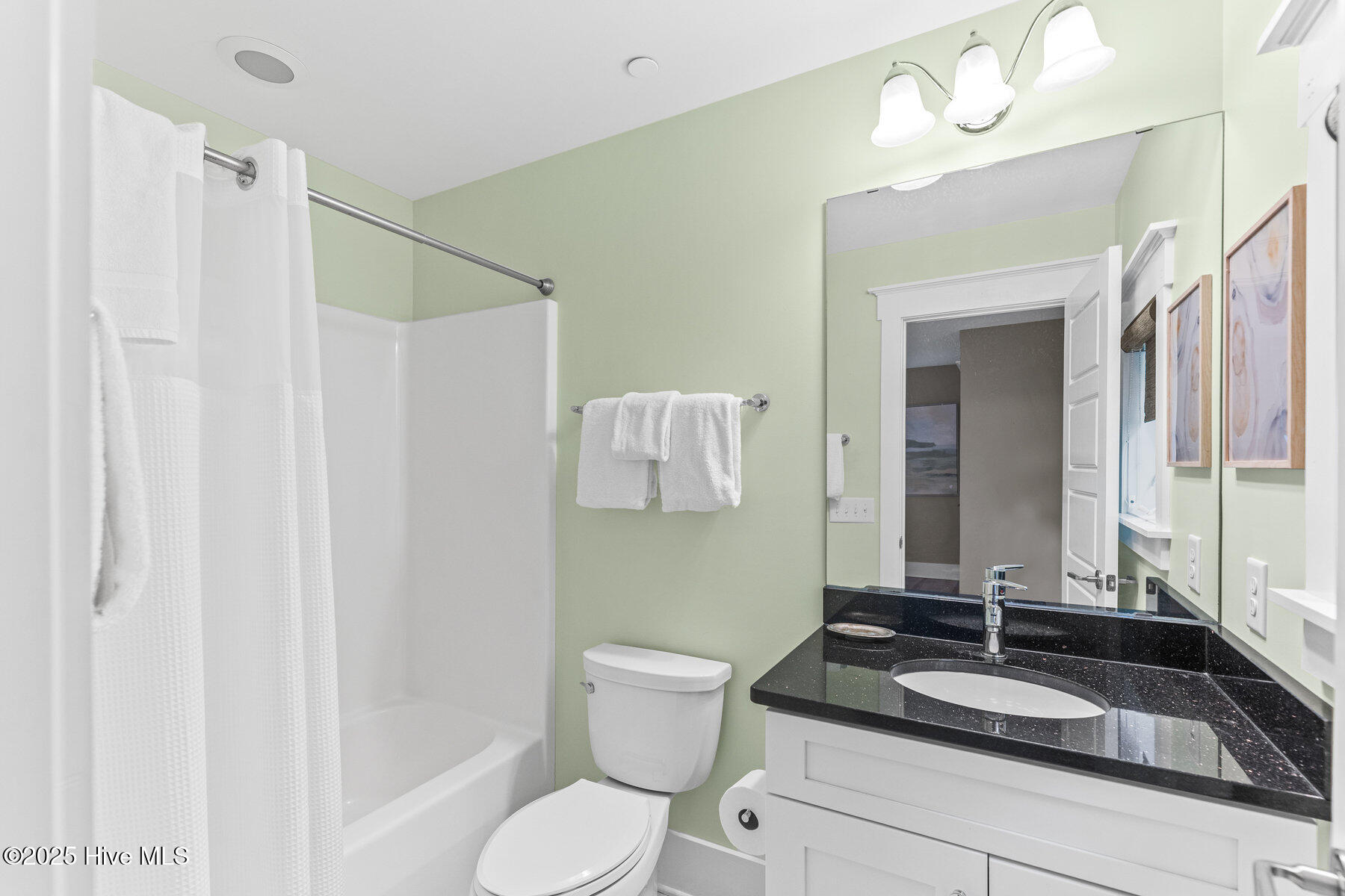 100521307 | Photo 26