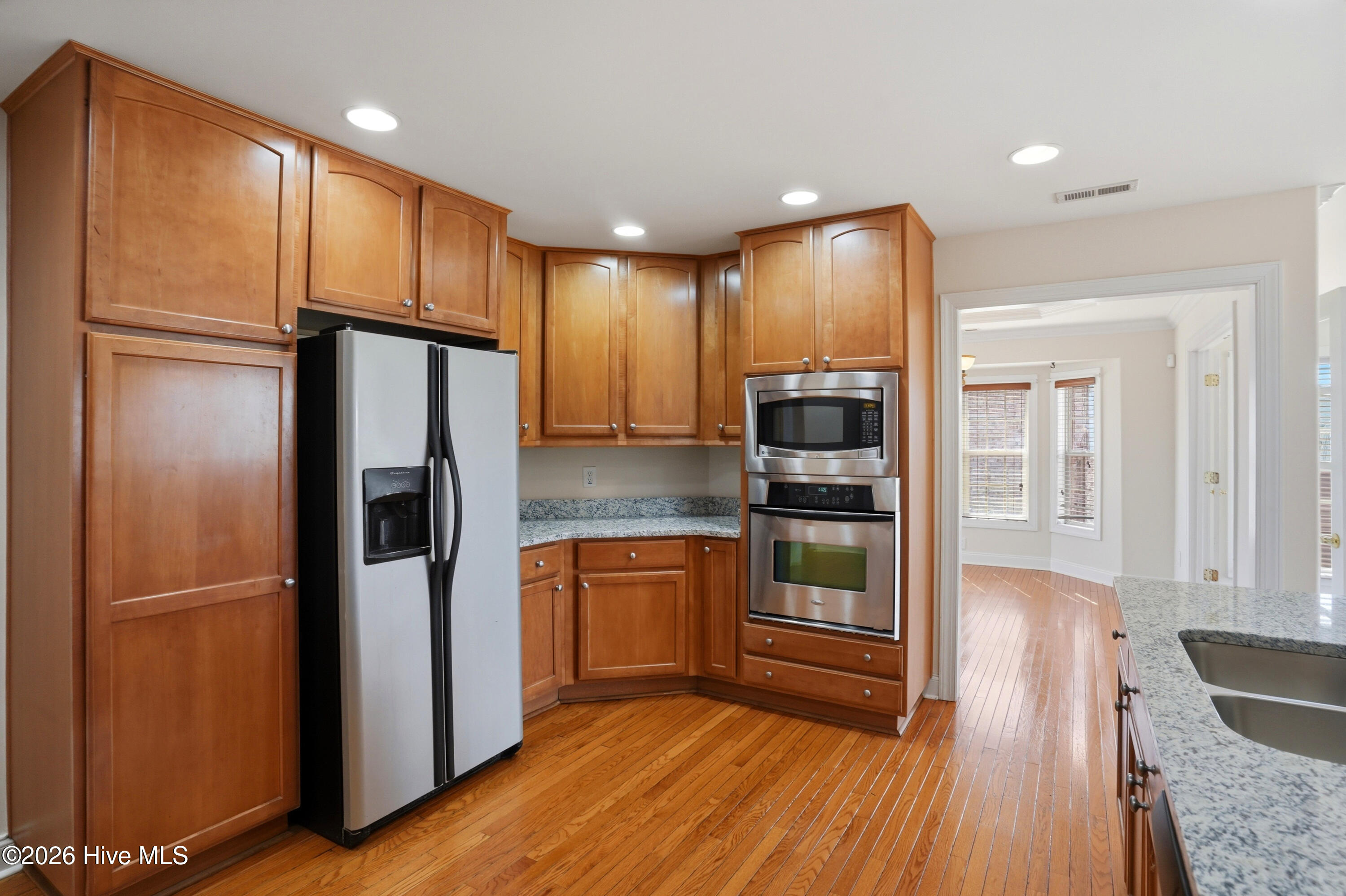 100562677 | Photo 14