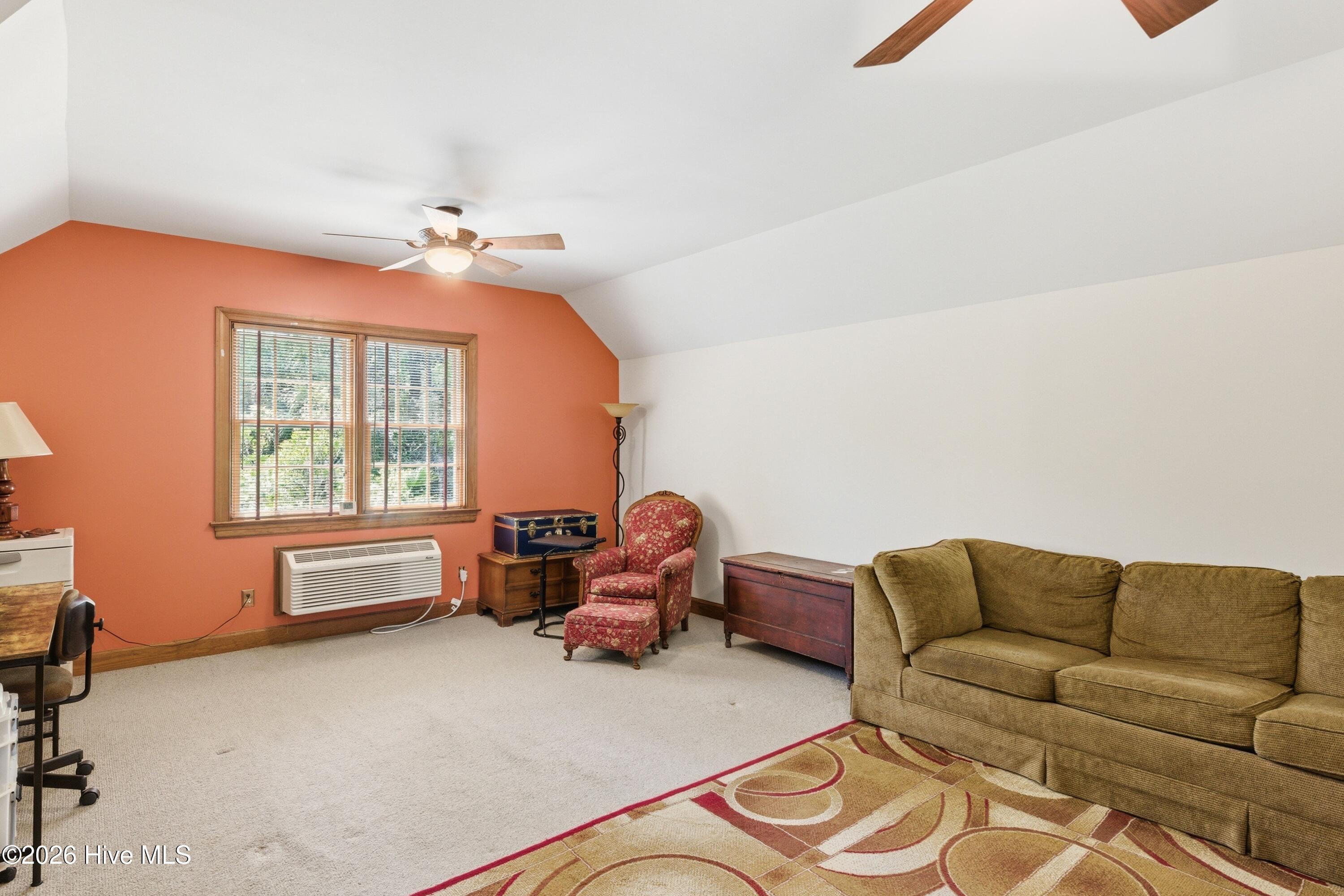 100566267 | Photo 34