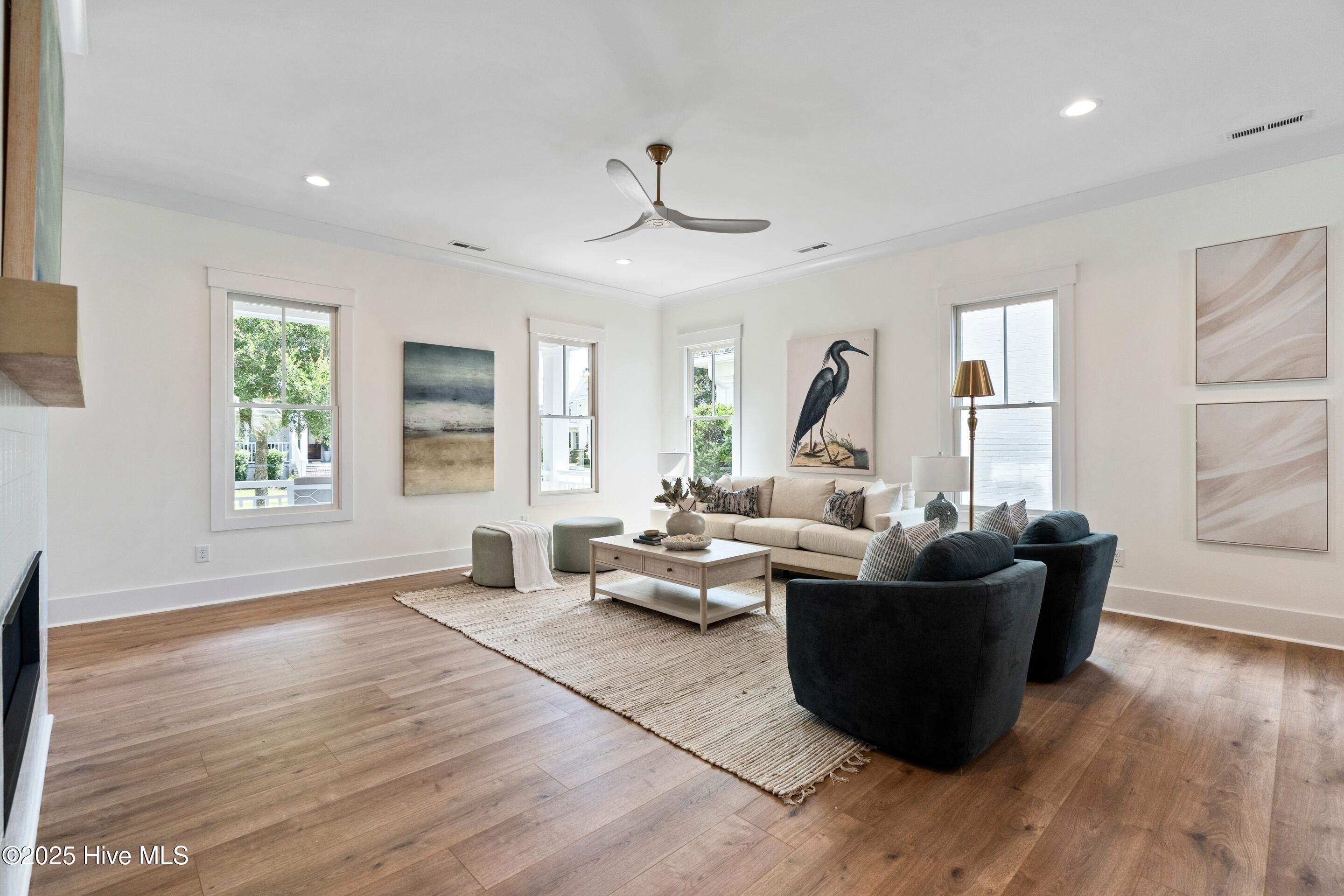 100542273 | Photo 23