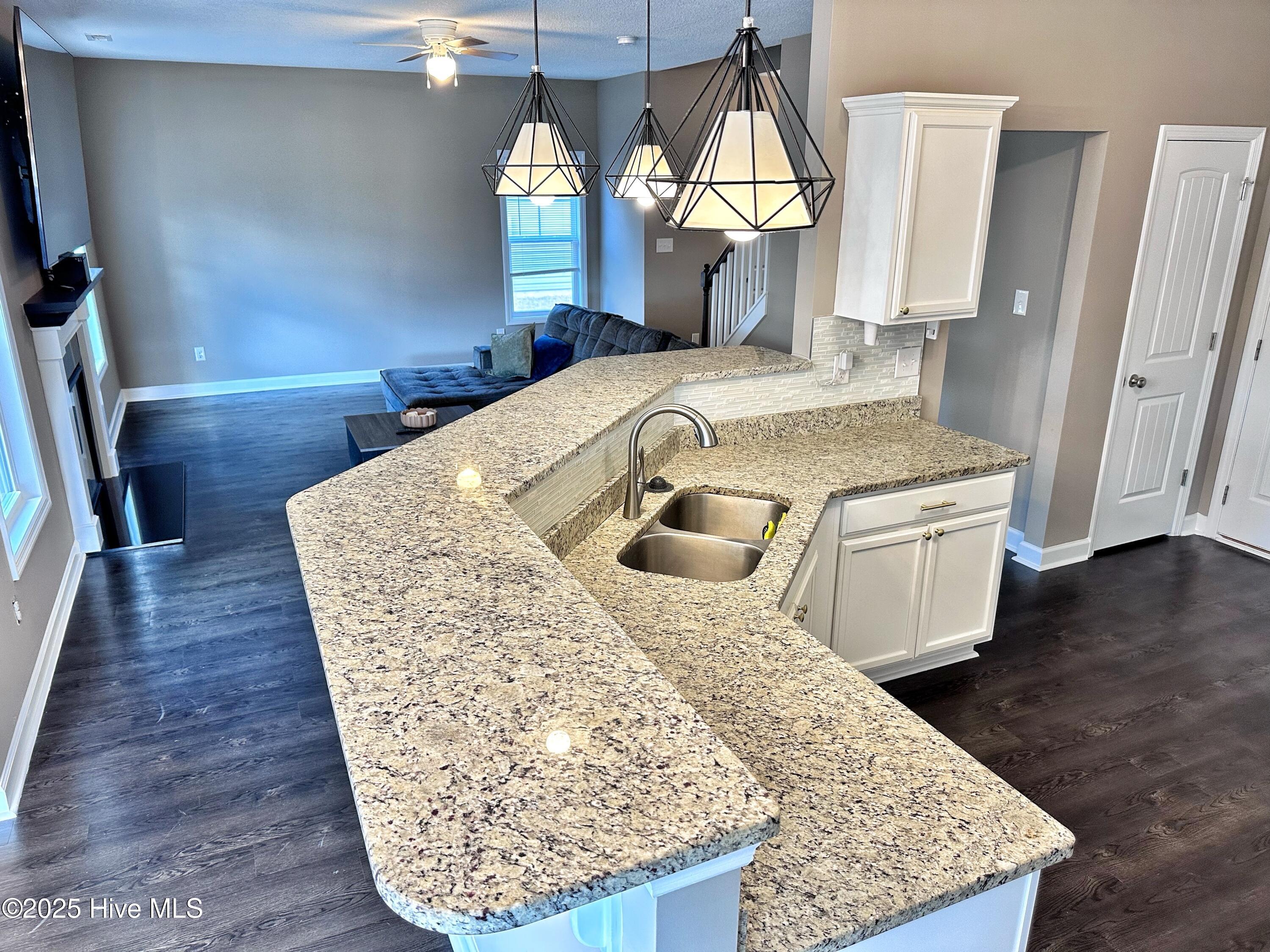 100545917 | Photo 12