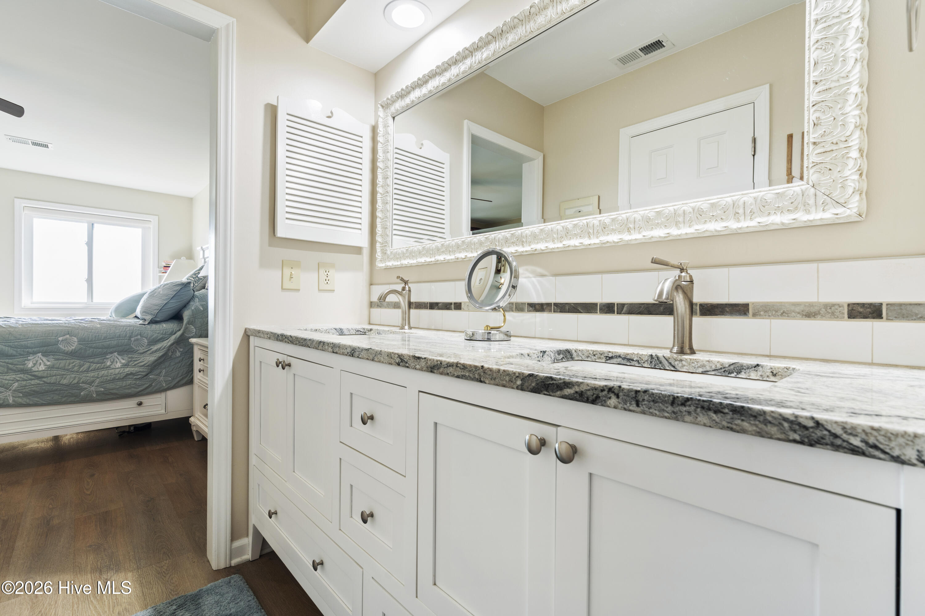 100554820 | Photo 24