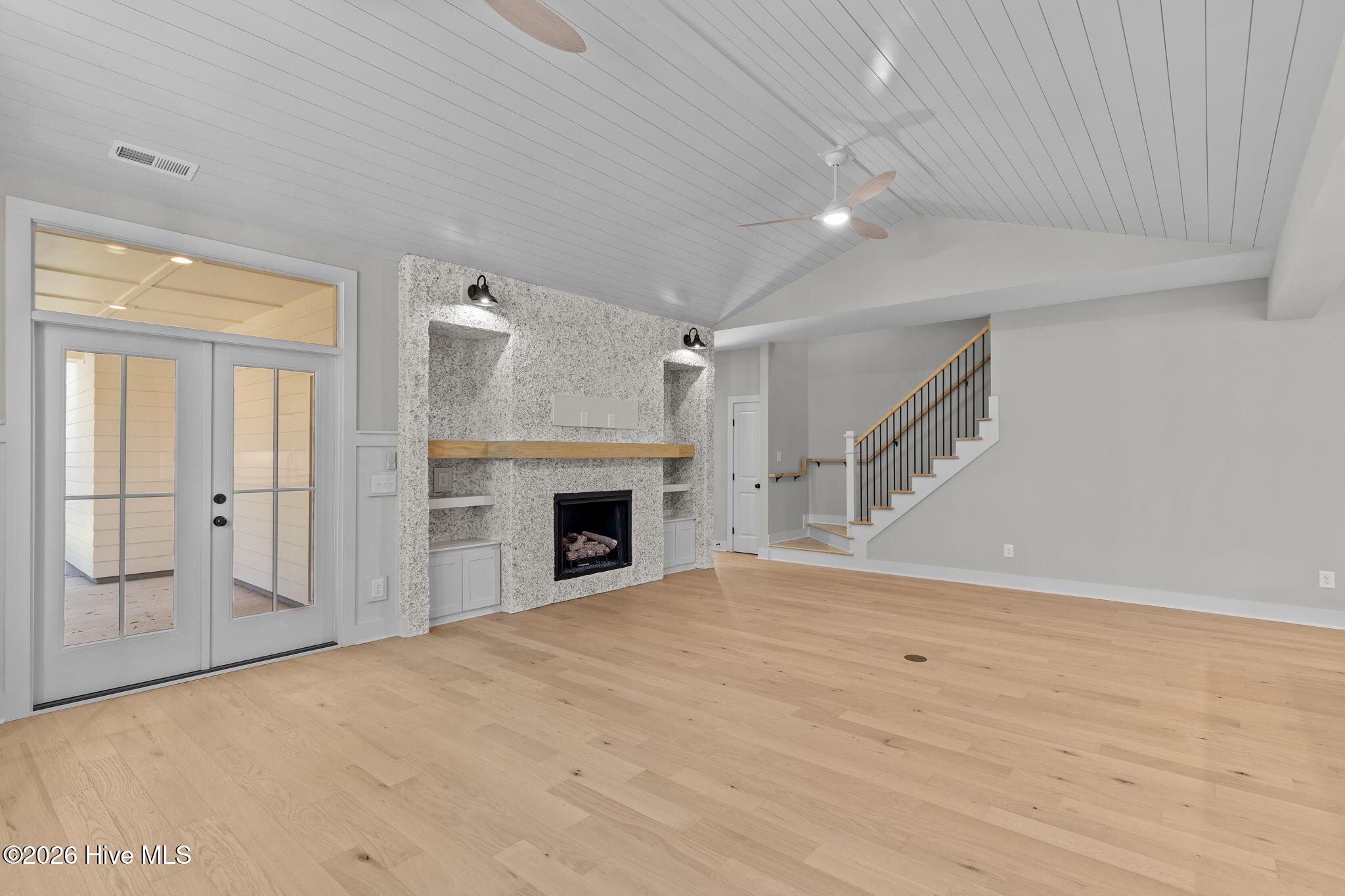 100548925 | Photo 13