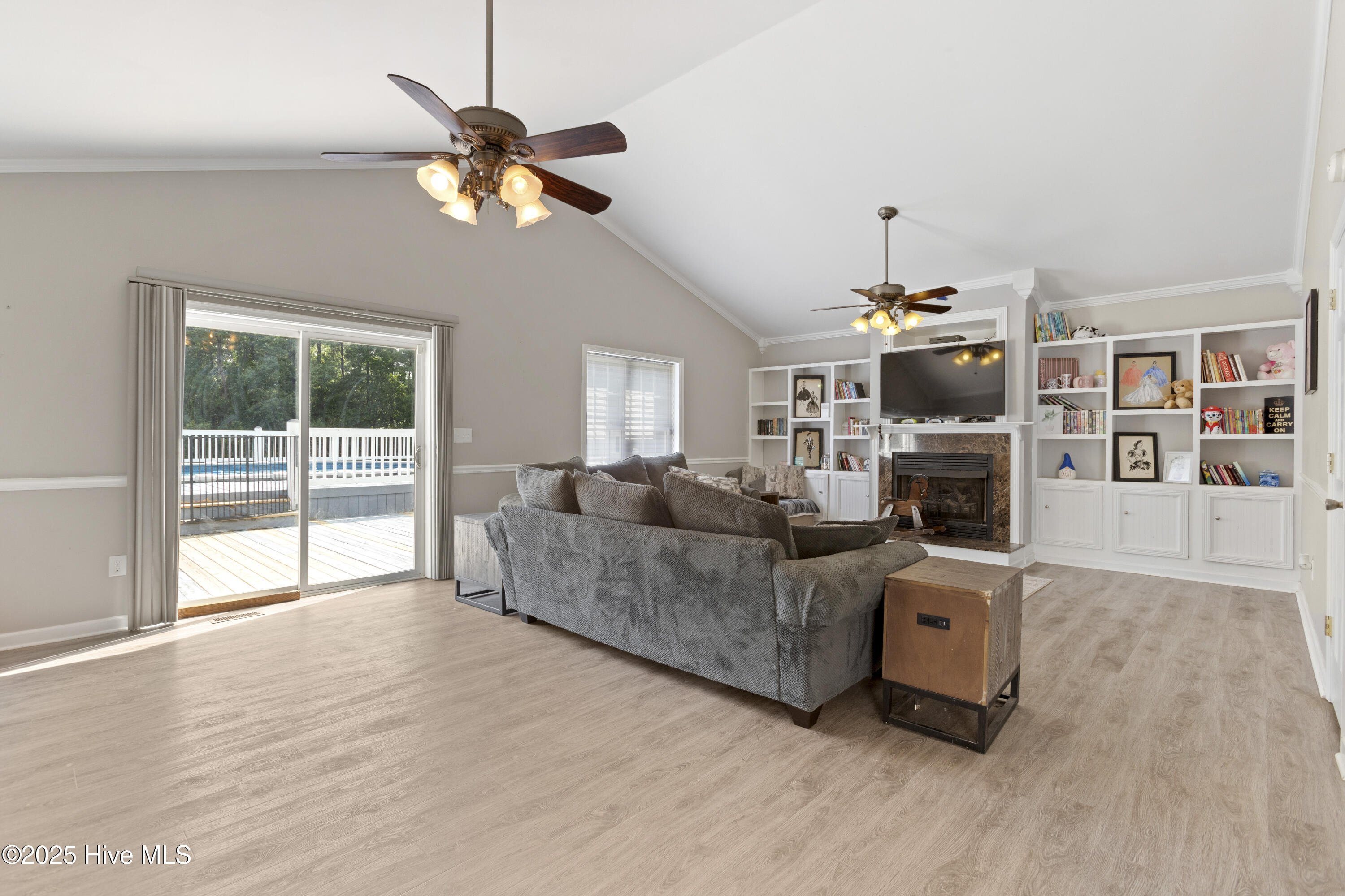 100540143 | Photo 14