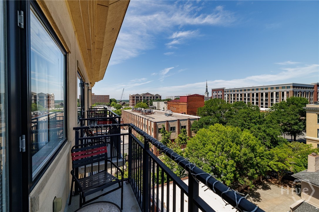 250 Broad Street W 819