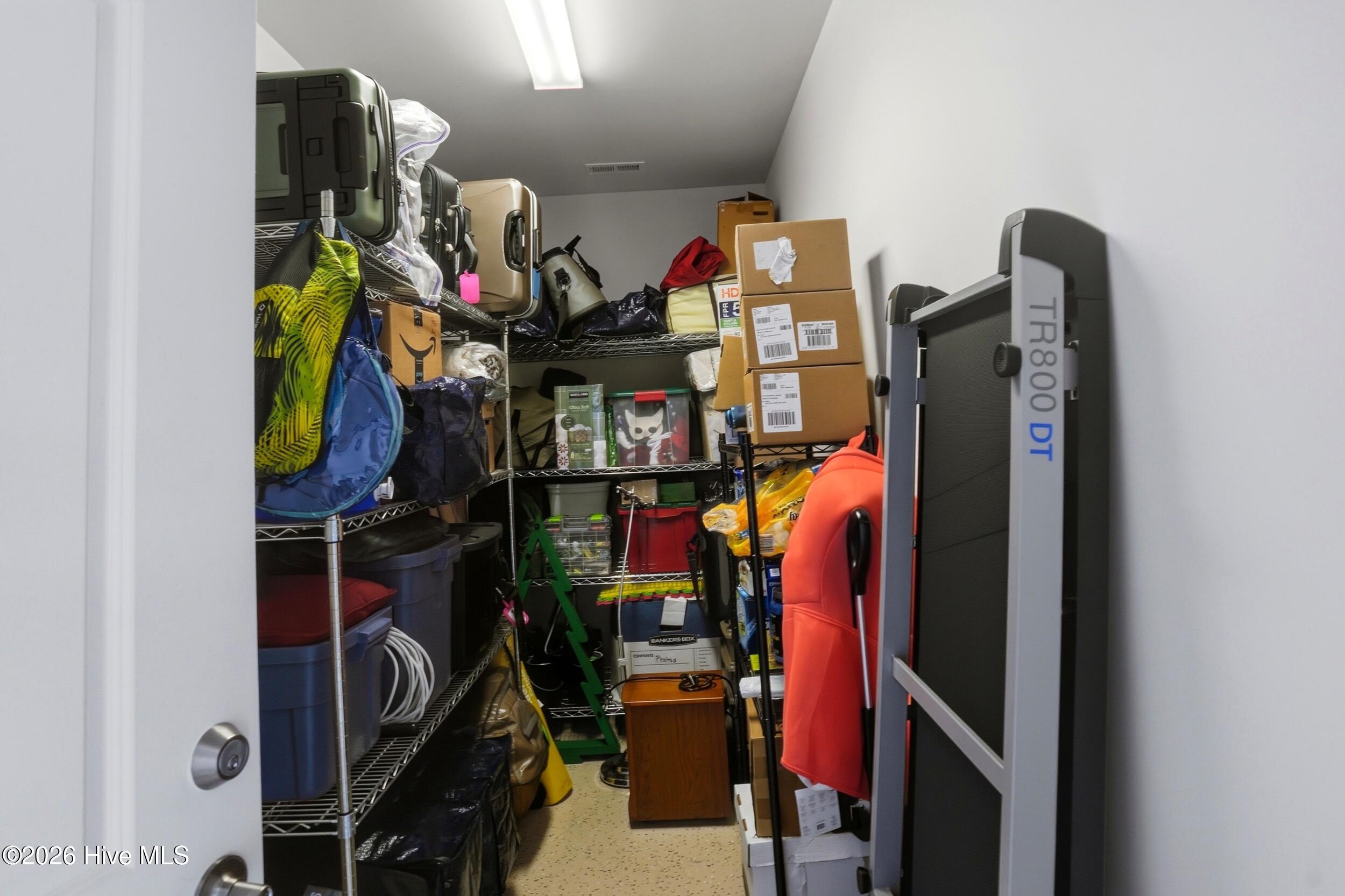 100560979 | Photo 48