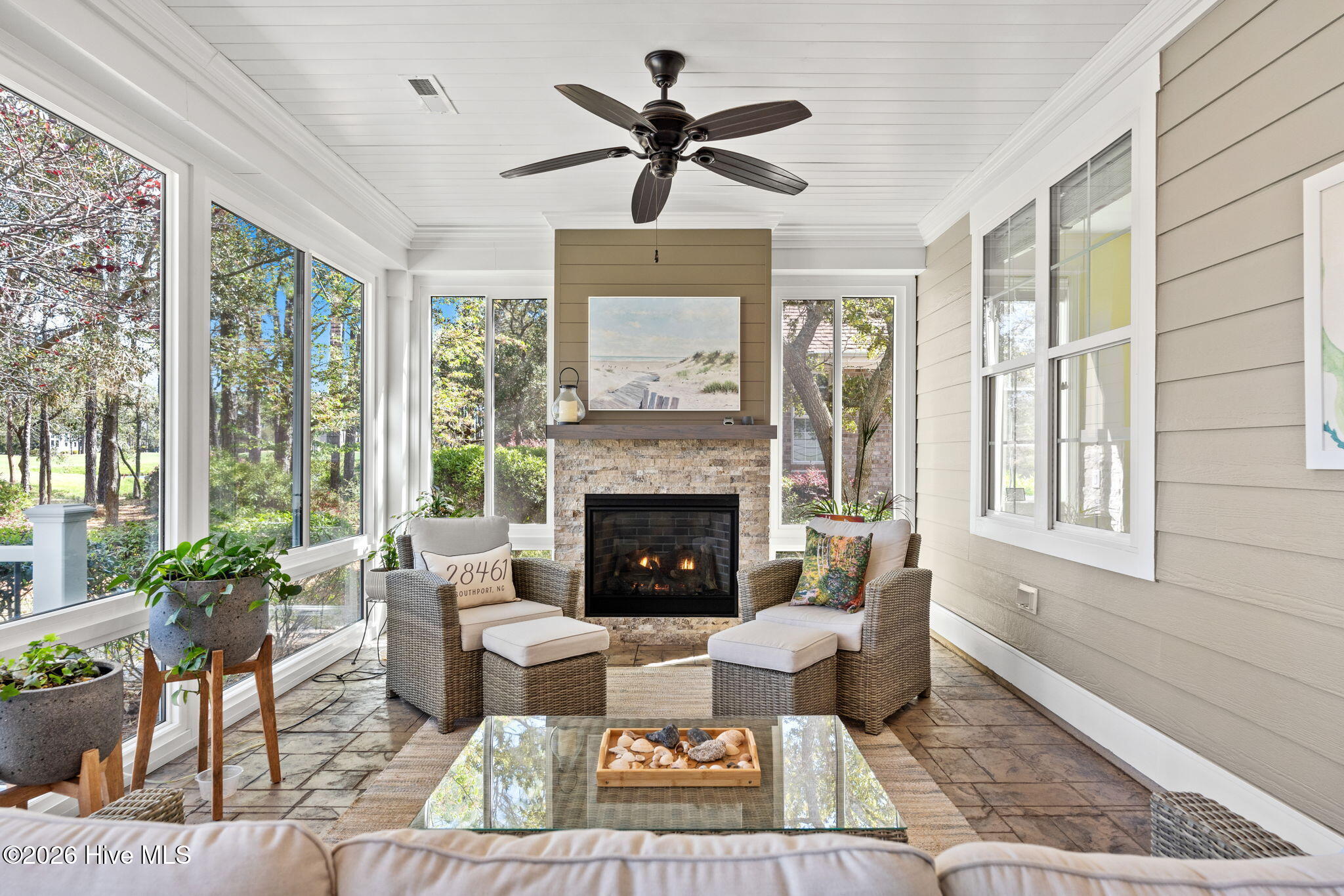 Undisclosed Address, Southport, NC, 28461