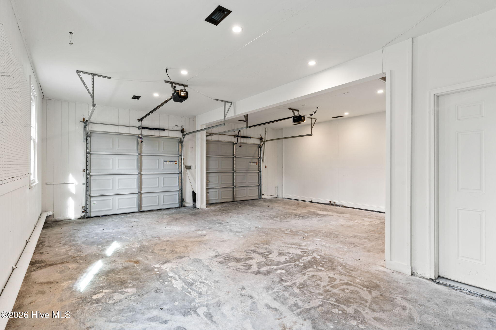 100548429 | Photo 36