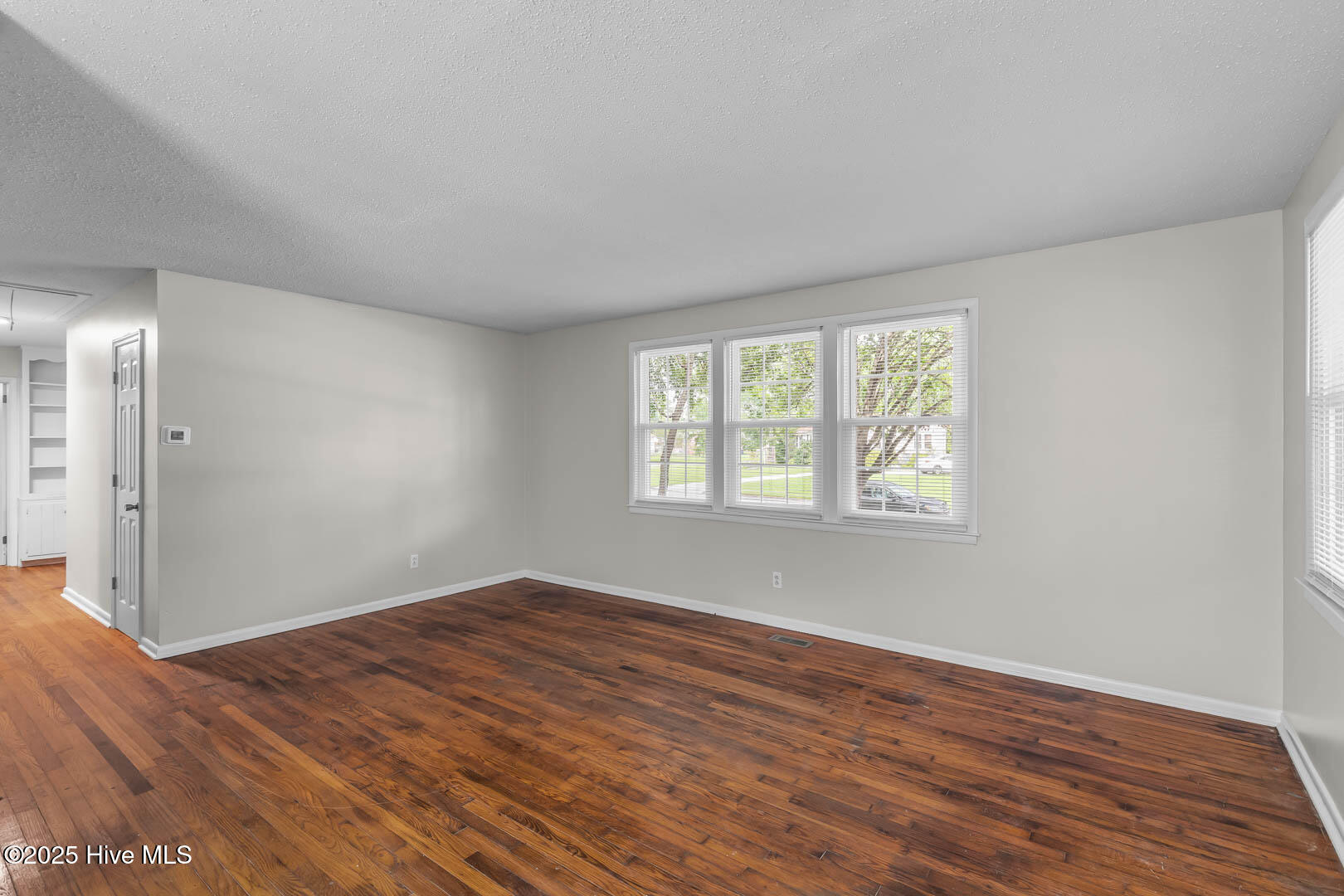 100526700 | Photo 11