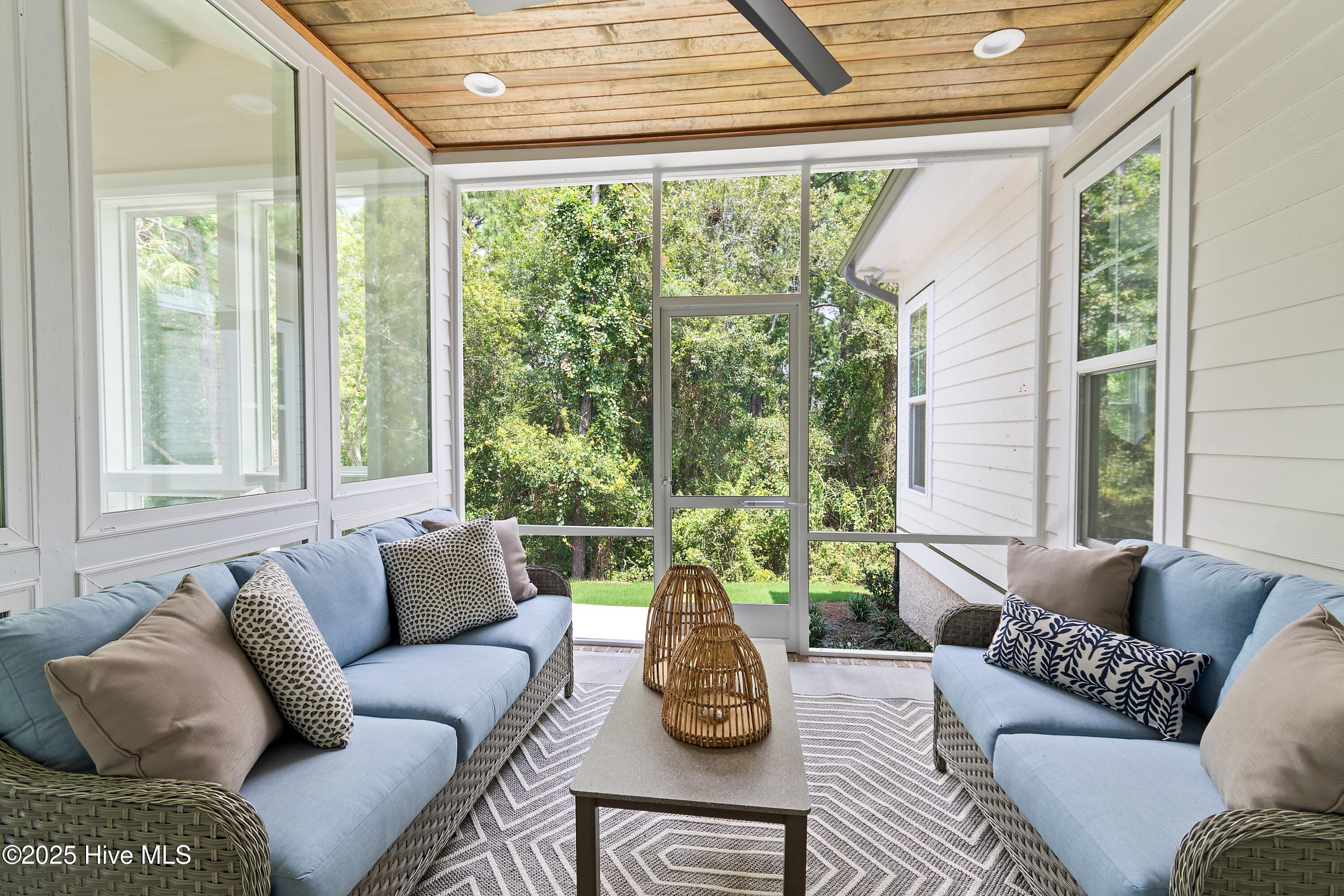 100492285 | Photo 22