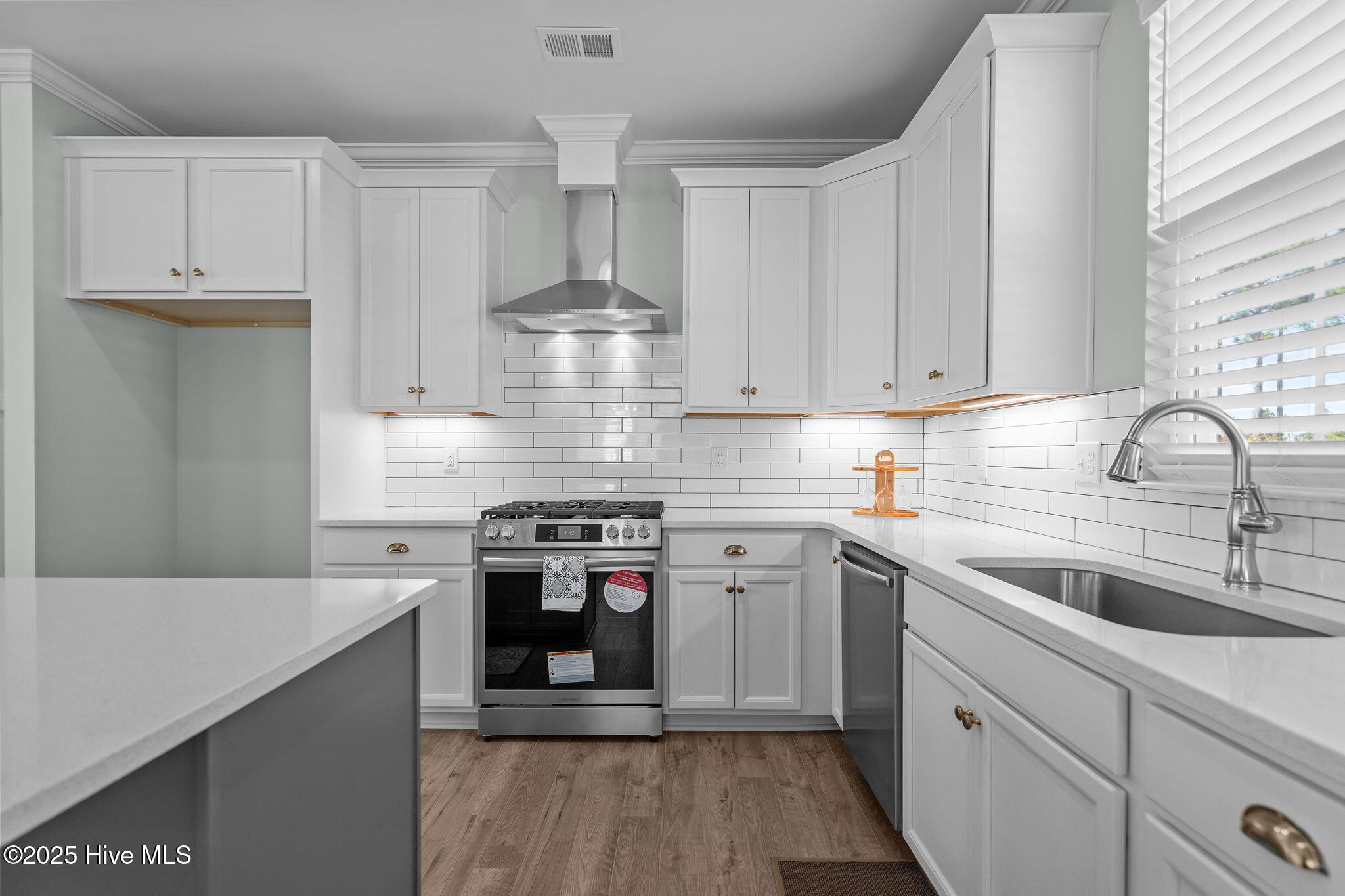 100537775 | Photo 12