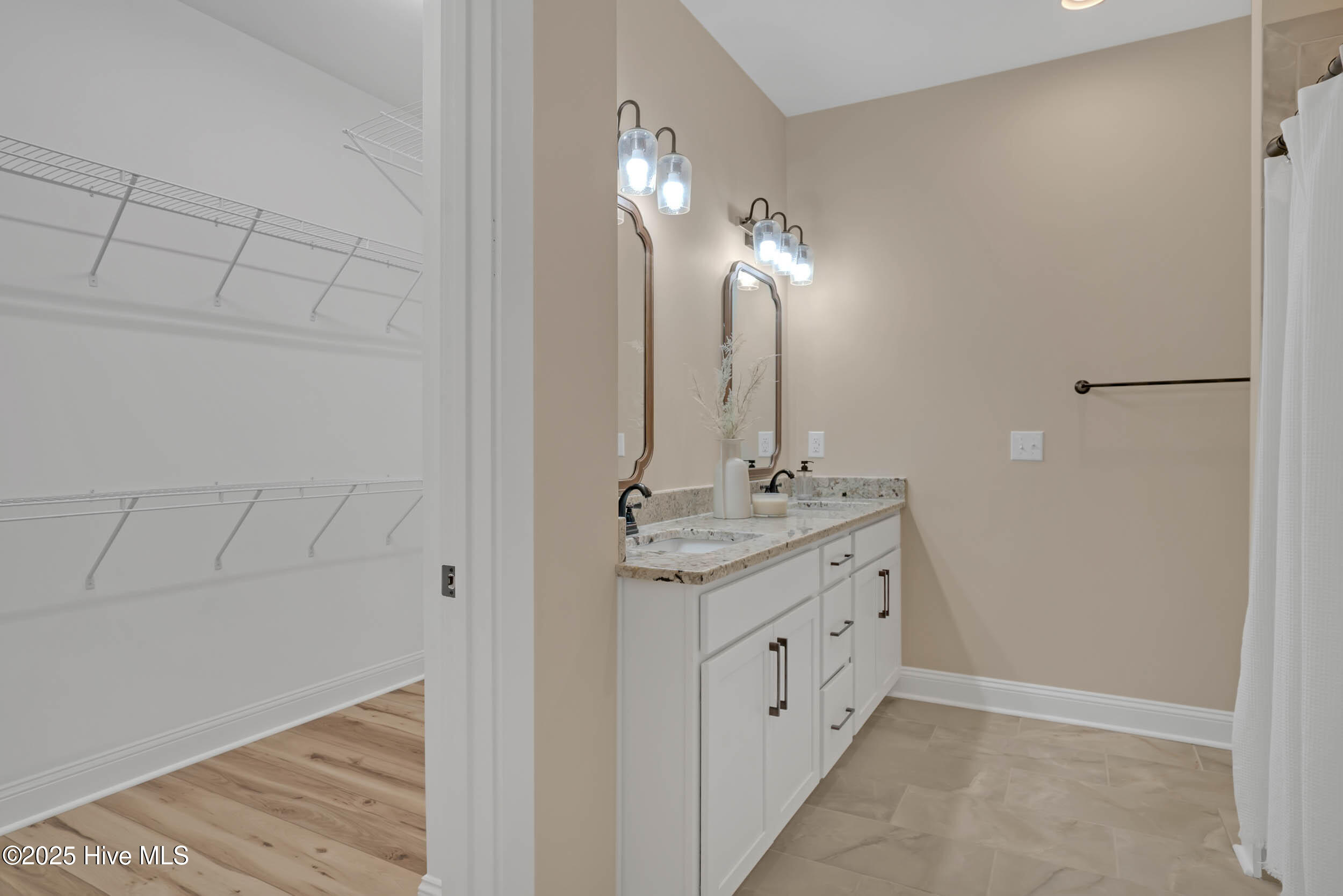 100460470 | Photo 35