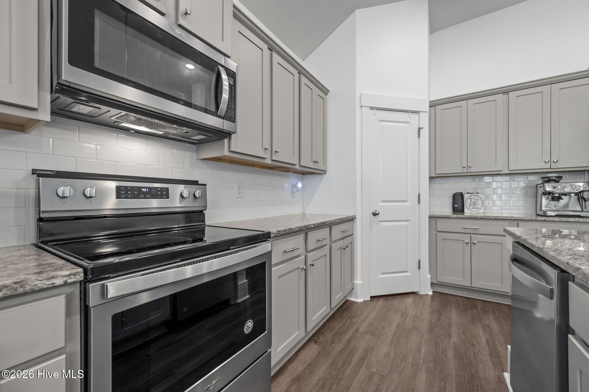 100566590 | Photo 47