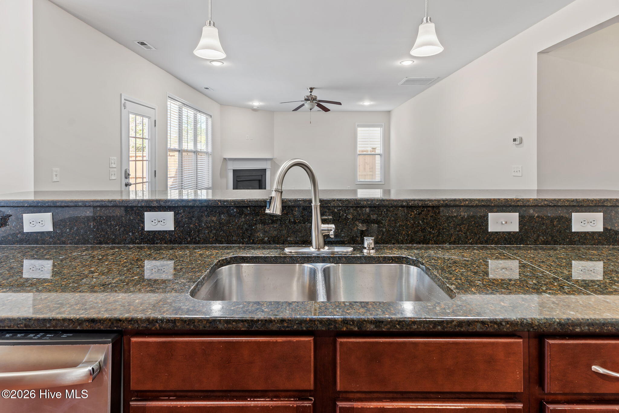 100560294 | Photo 16