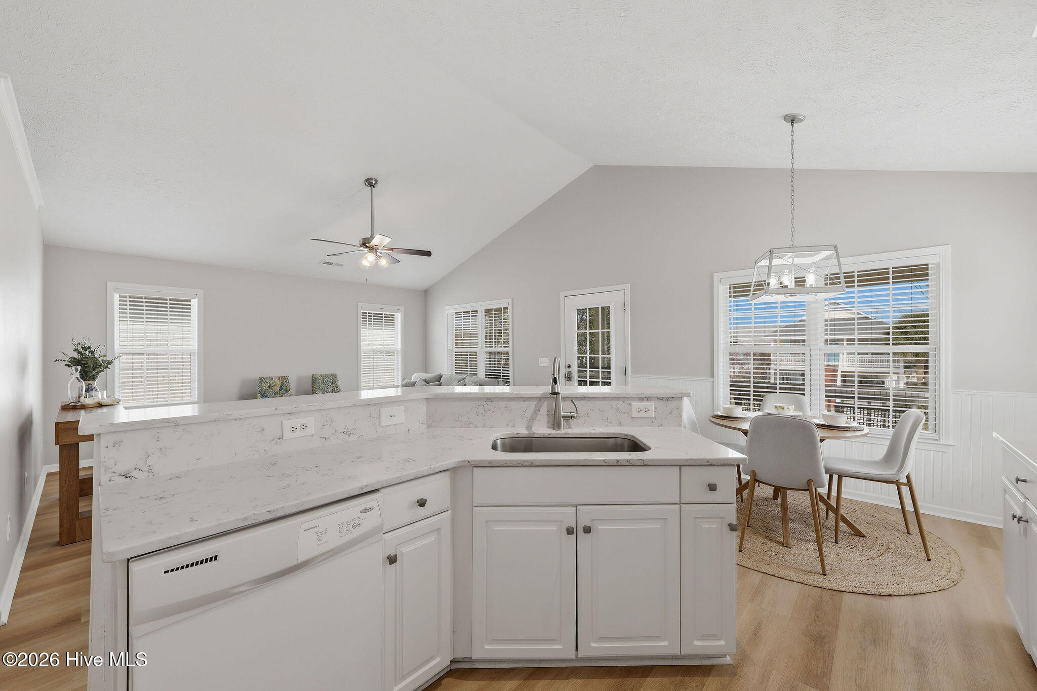 100562834 | Photo 27