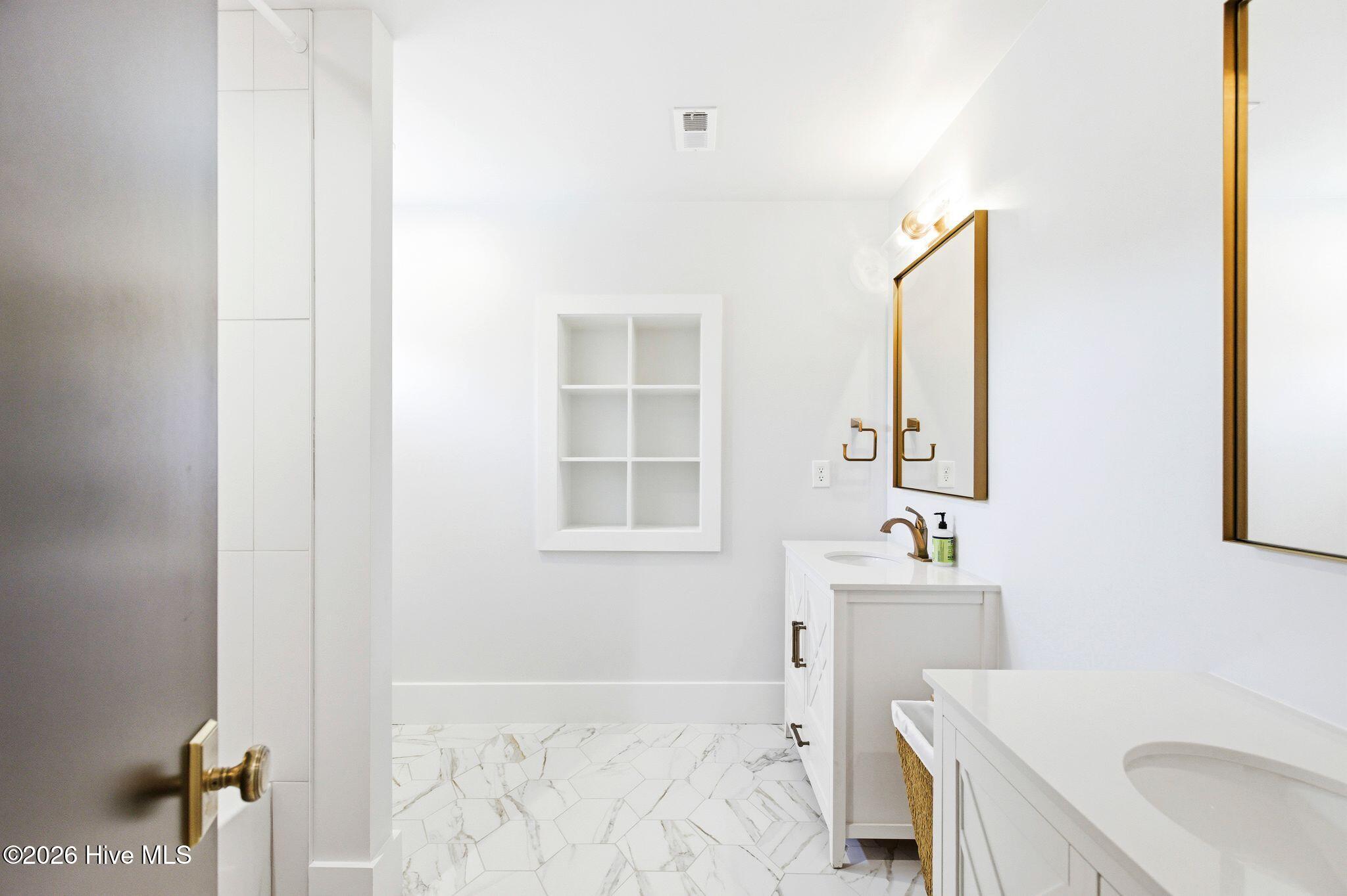 100568012 | Photo 61