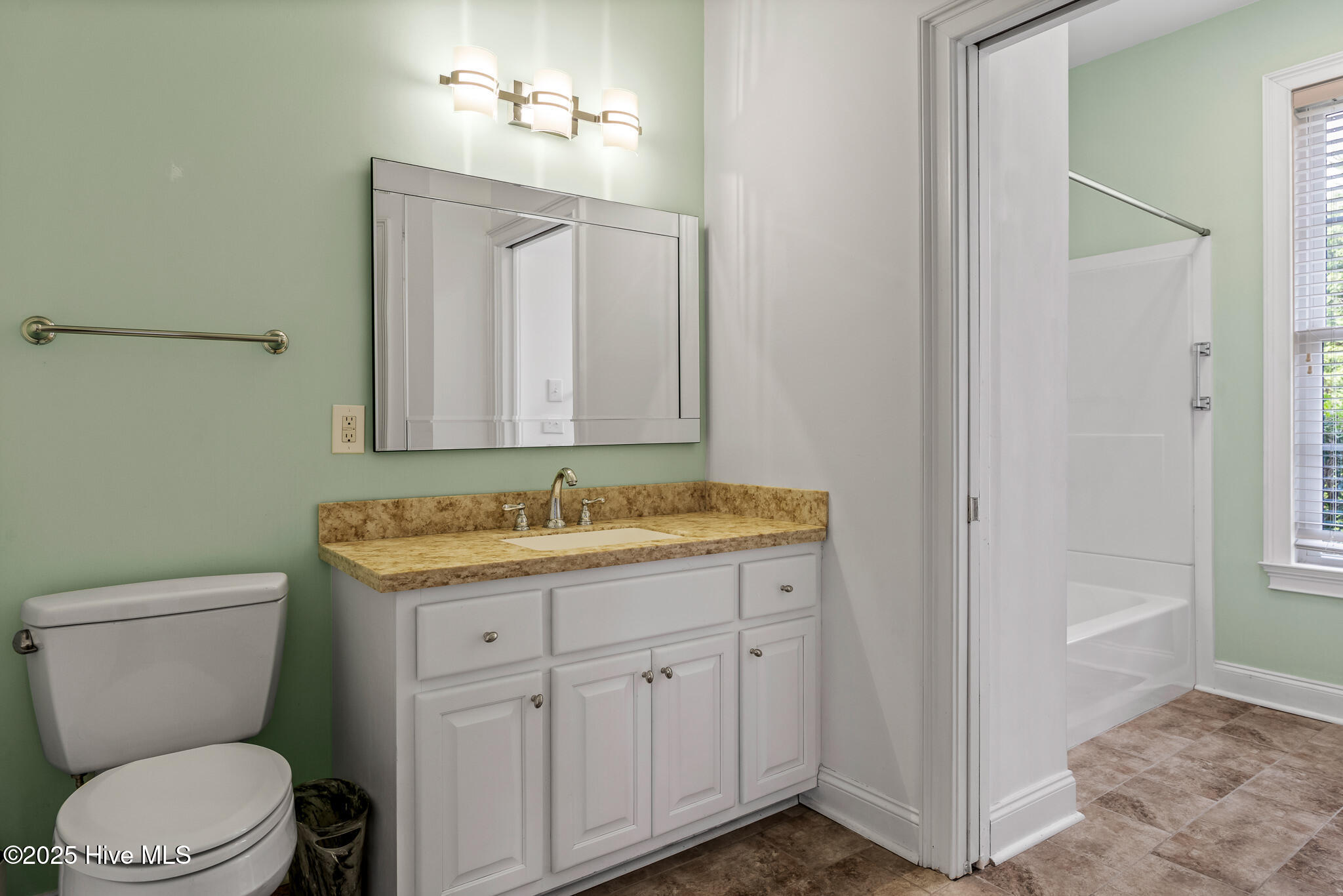 100528098 | Photo 33