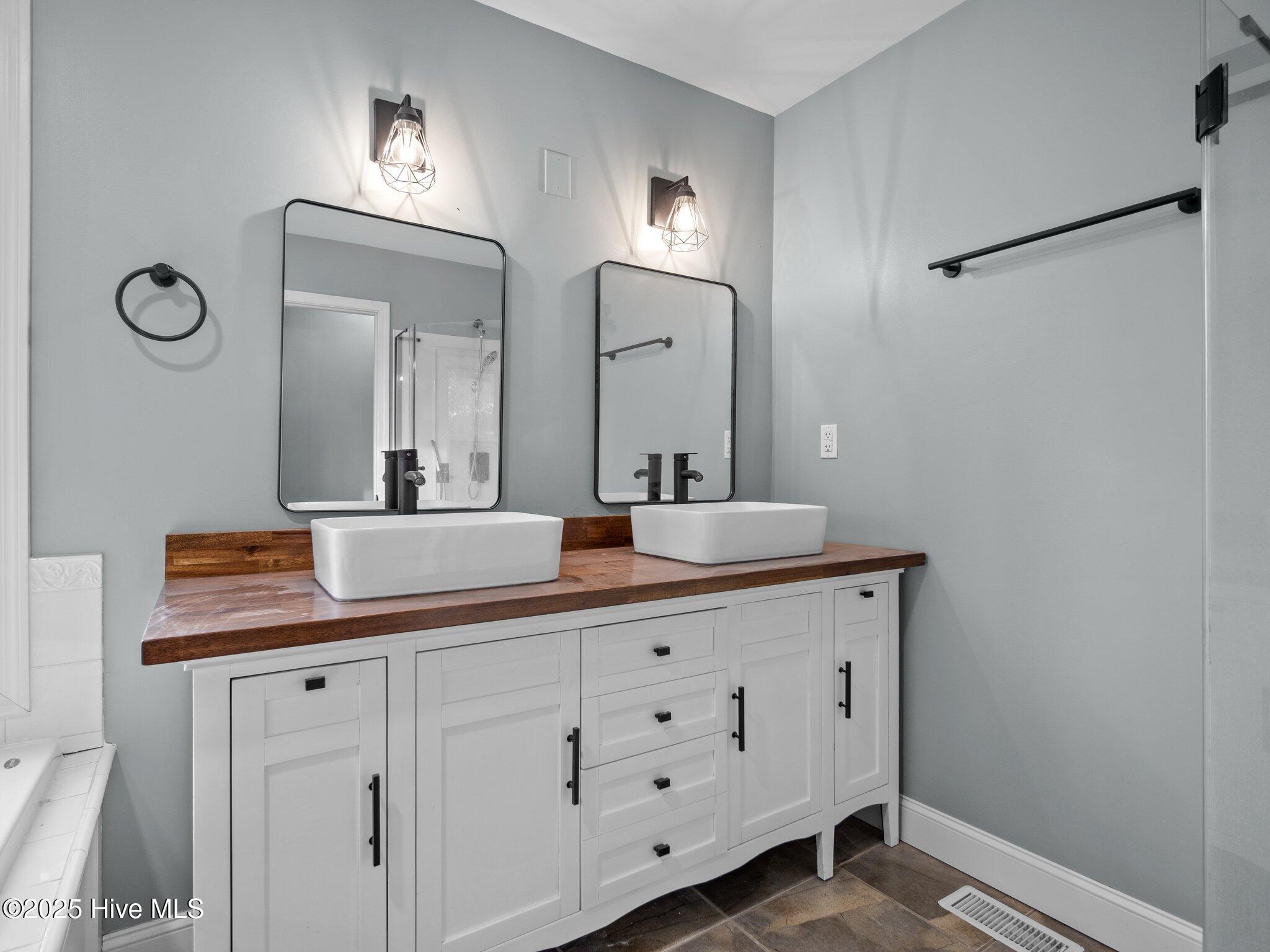 100559865 | Photo 16