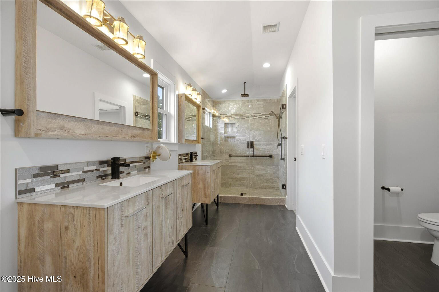 100546742 | Photo 23