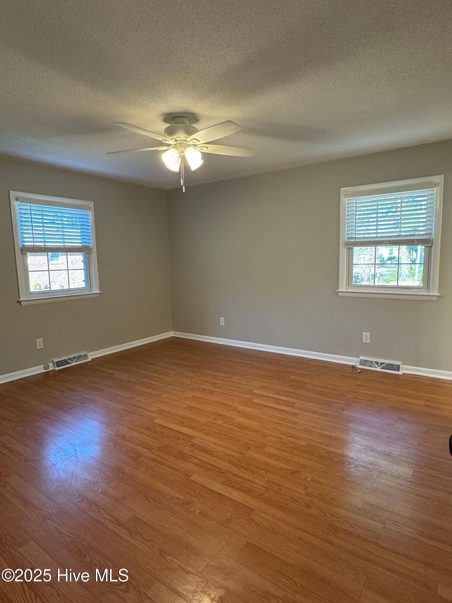 100542072 | Photo 23