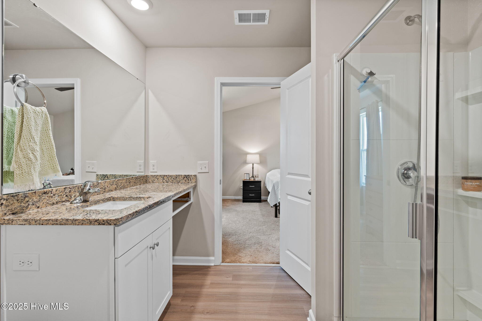 100515817 | Photo 19