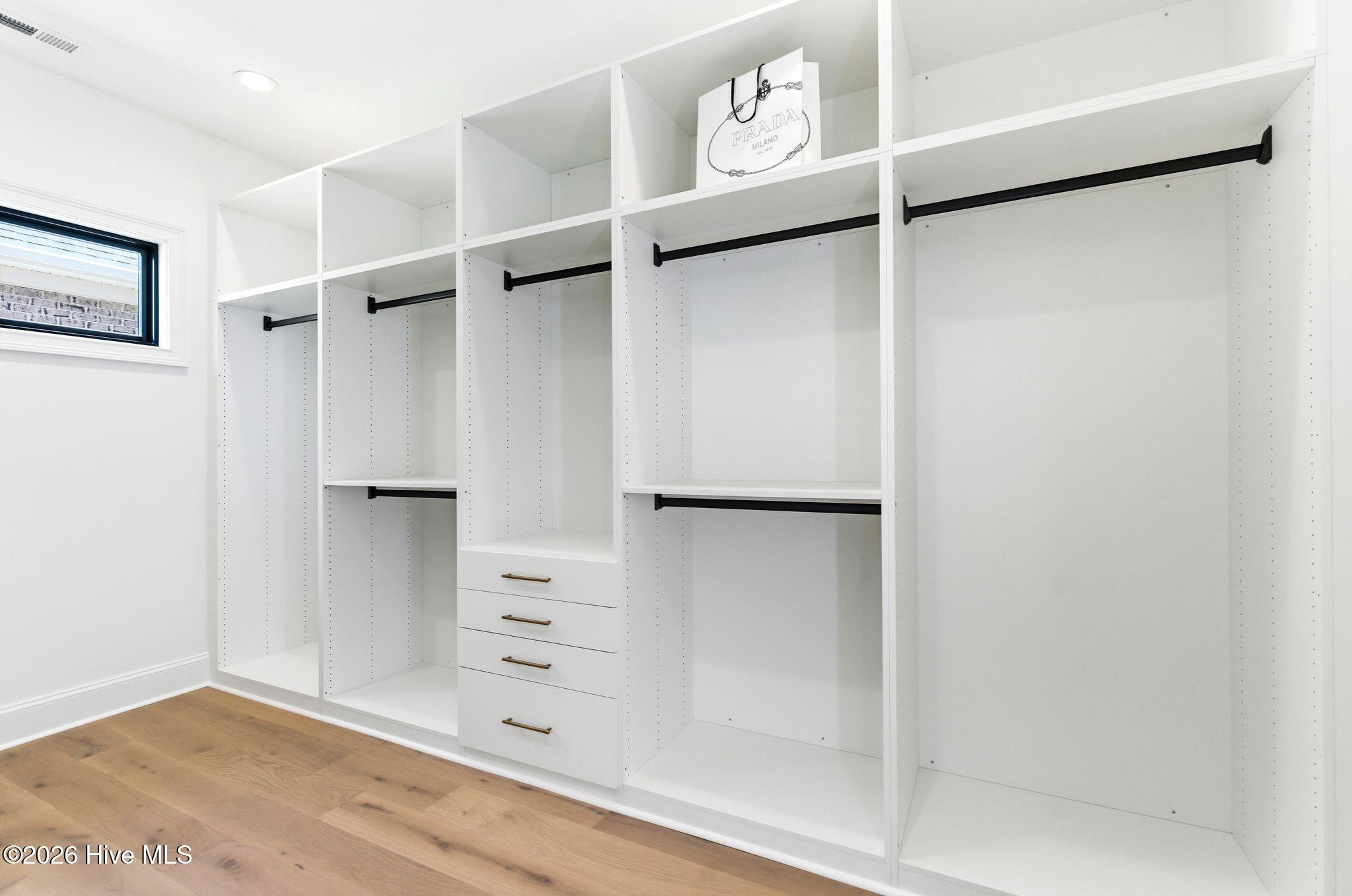 100570119 | Photo 43