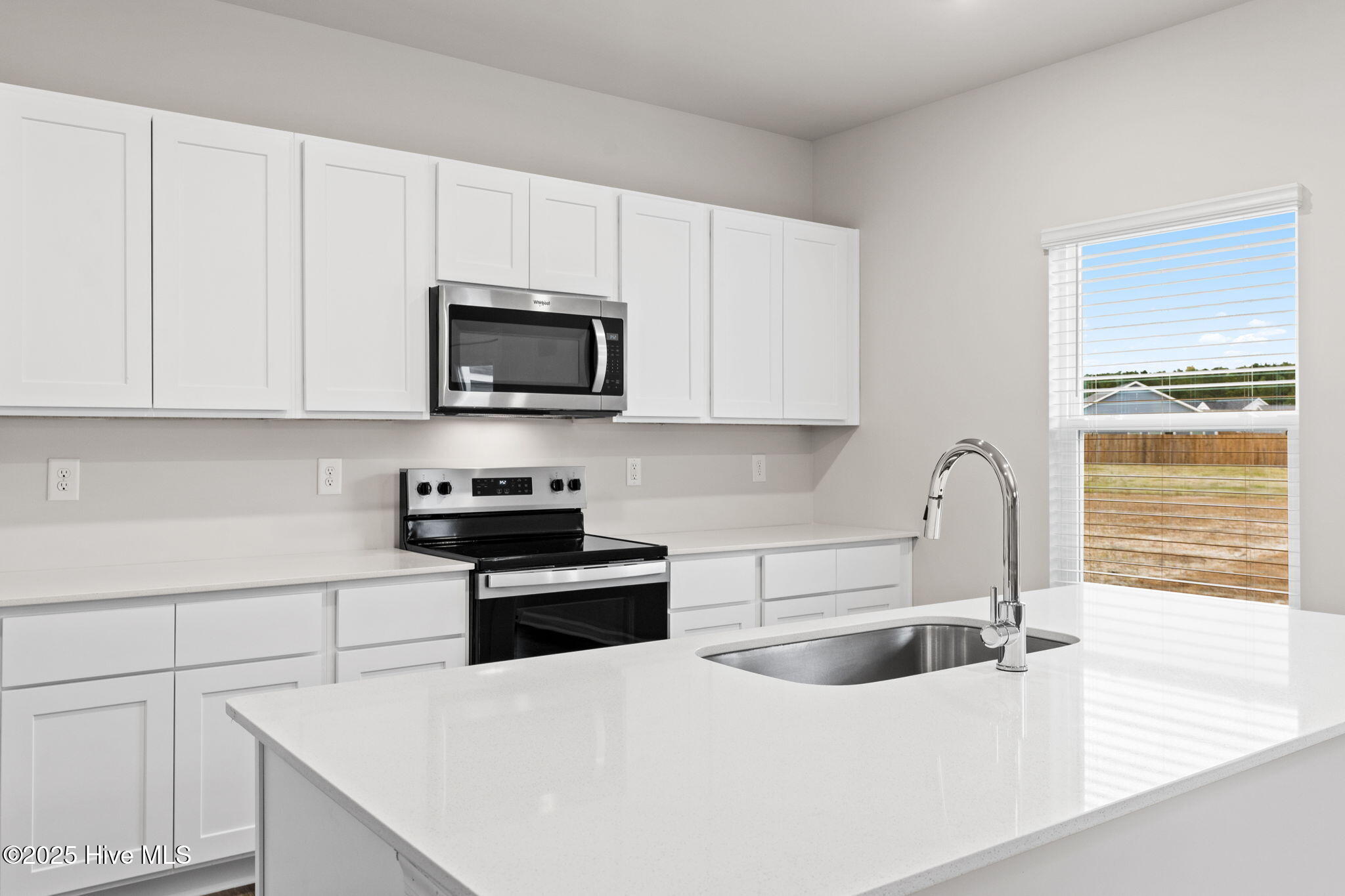 100506645 | Photo 35