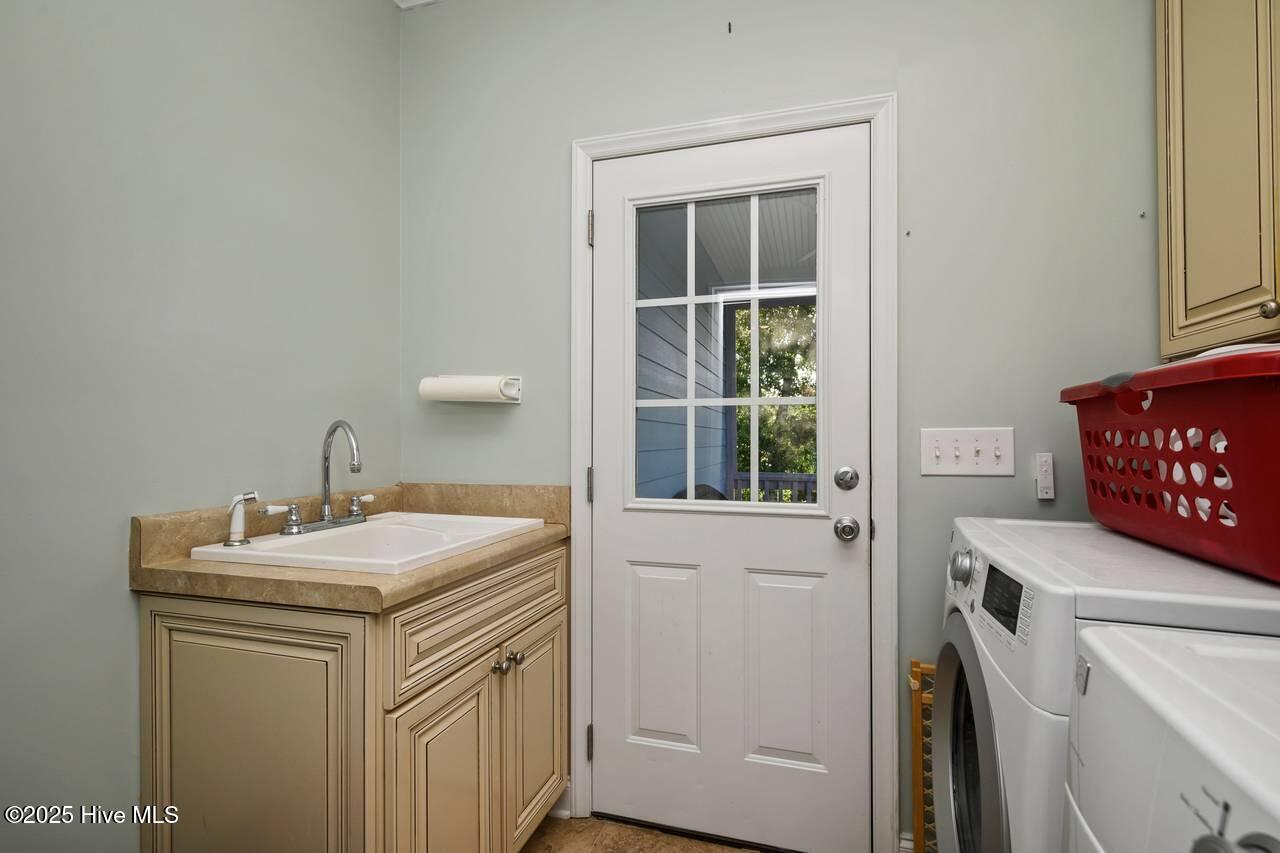 100541389 | Photo 38