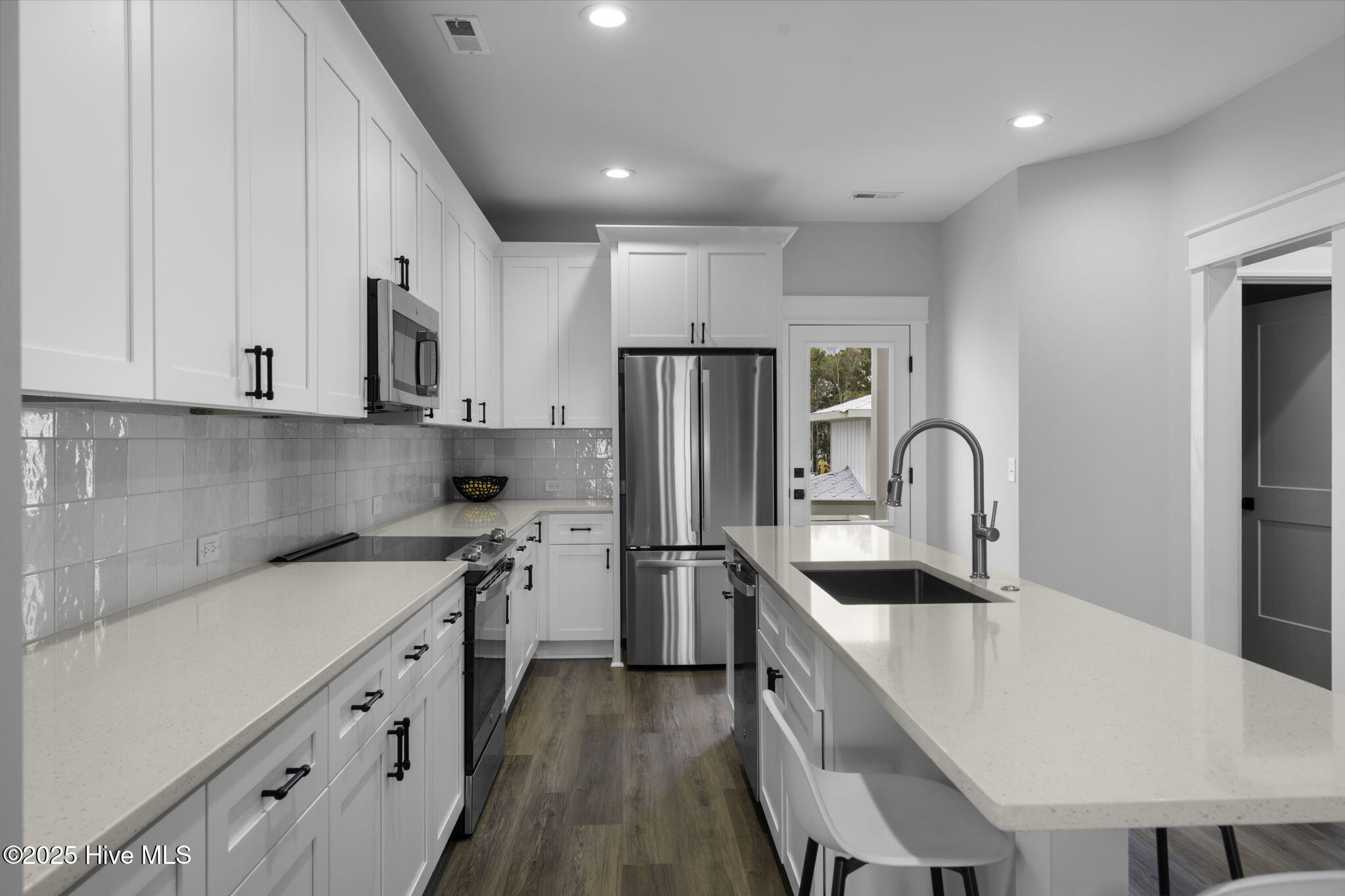 100519689 | Photo 11