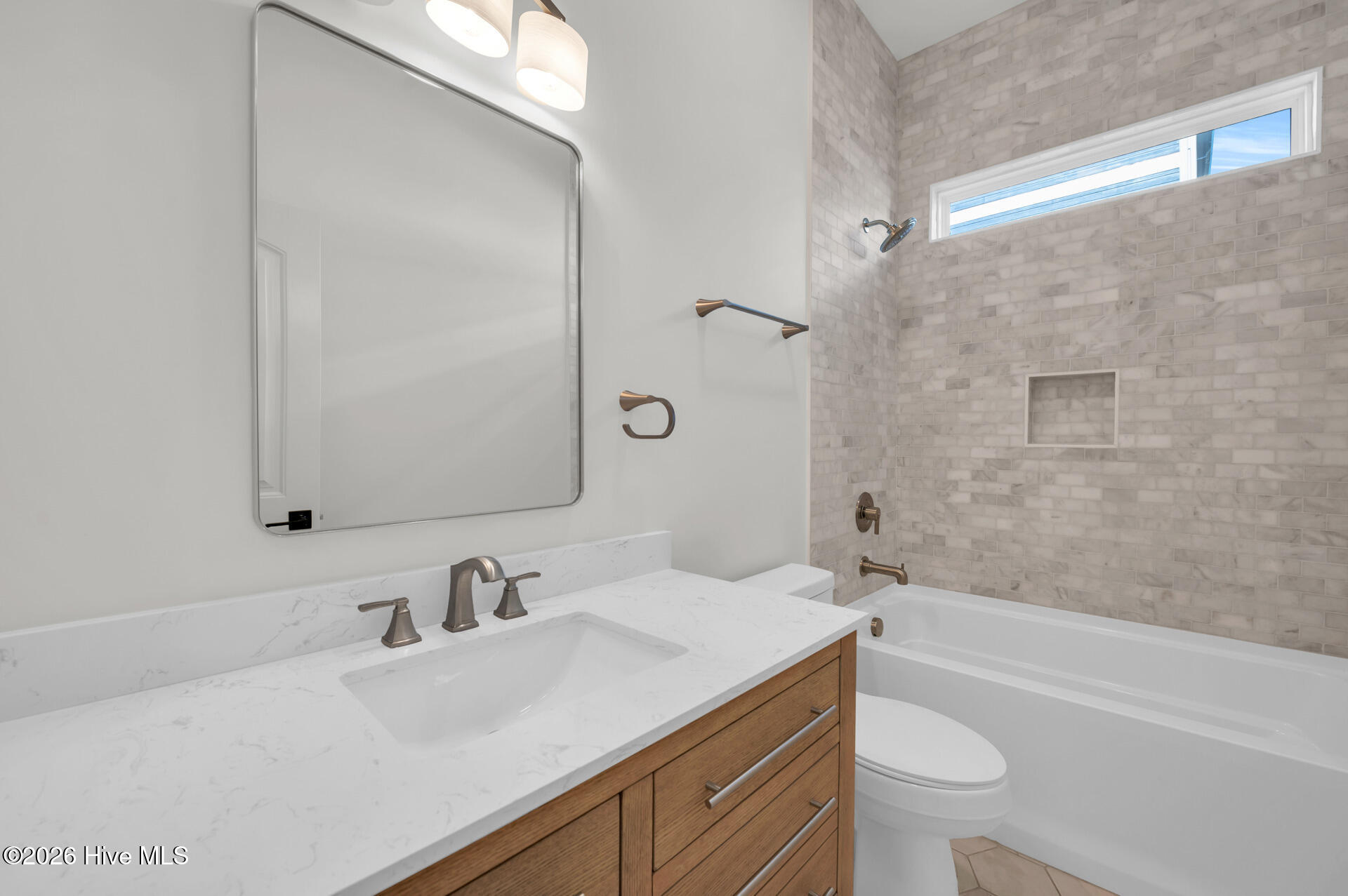 100542703 | Photo 22