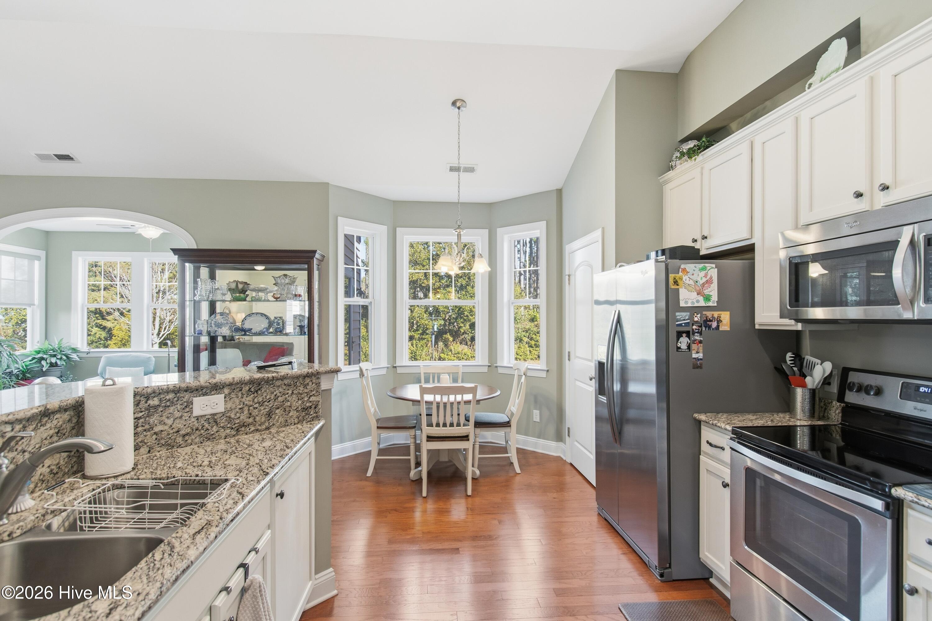 100547718 | Photo 11