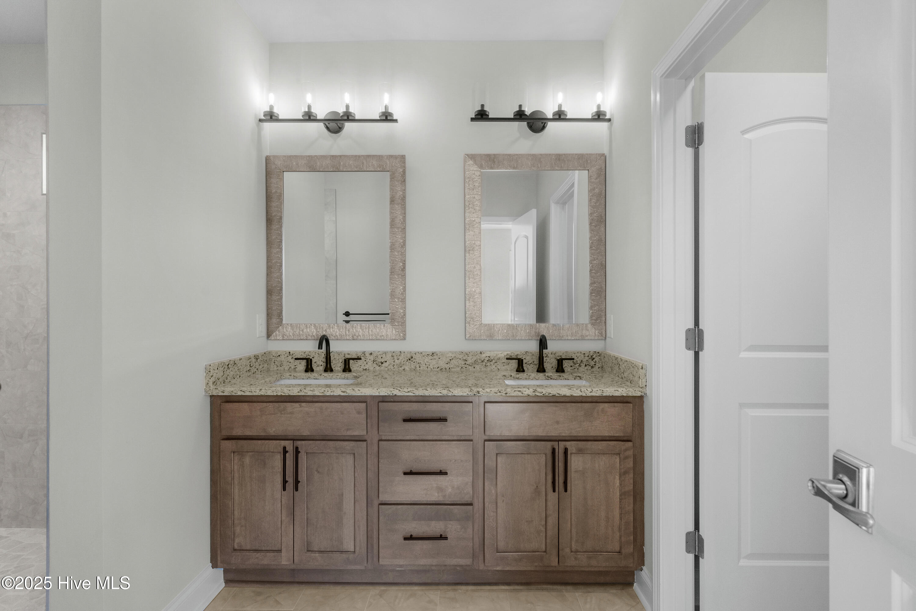 100487215 | Photo 31