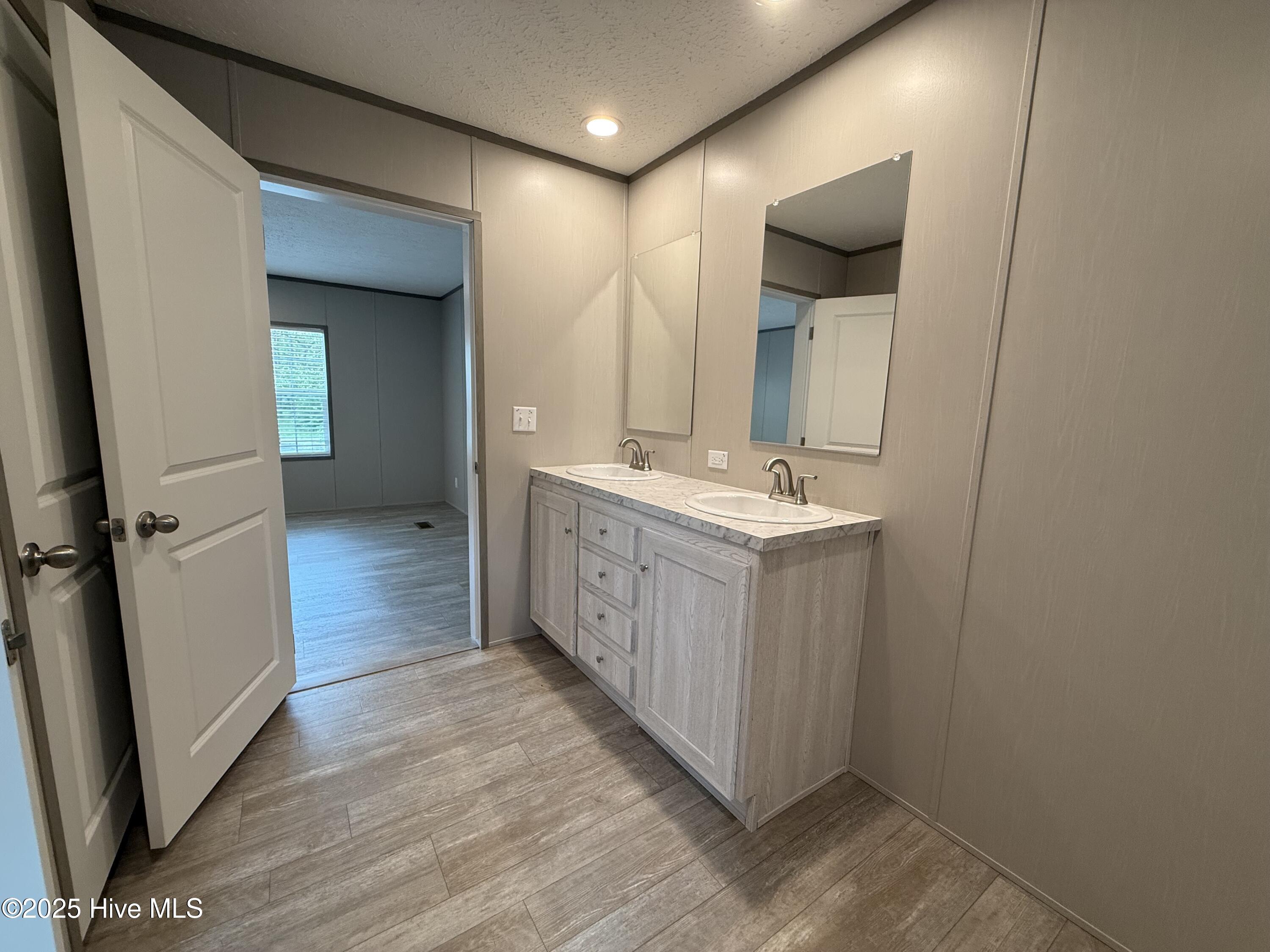 100518678 | Photo 16